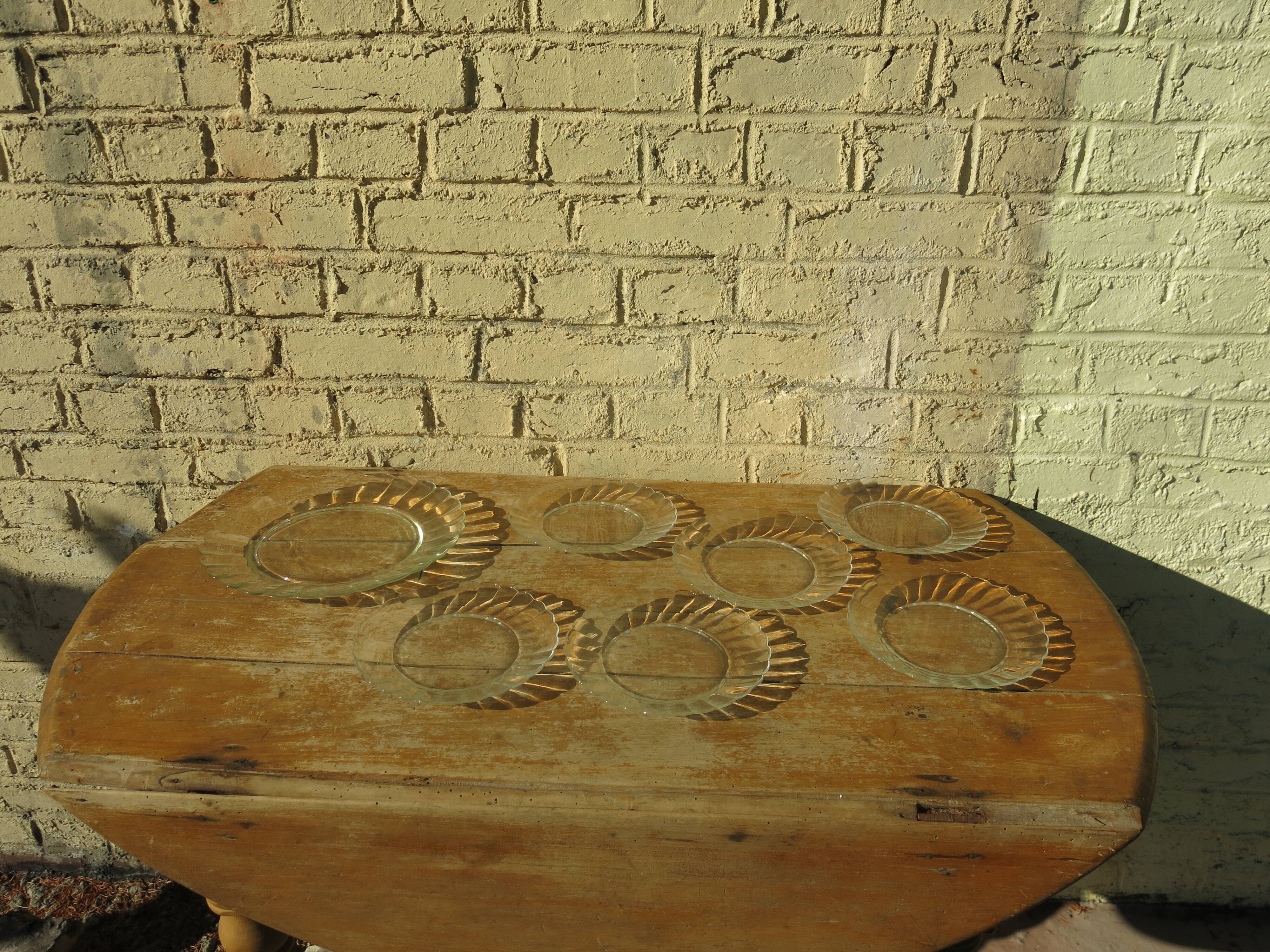 1 pie dish and 6 Duralex plates in transparent glass