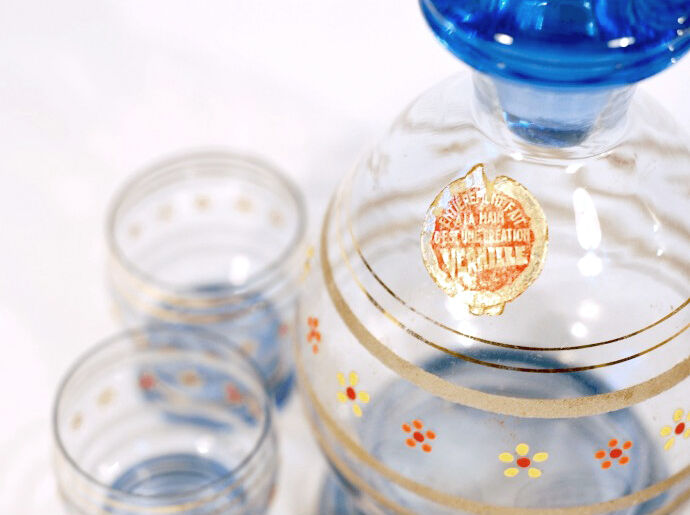 Carafe and 6 blue glasses