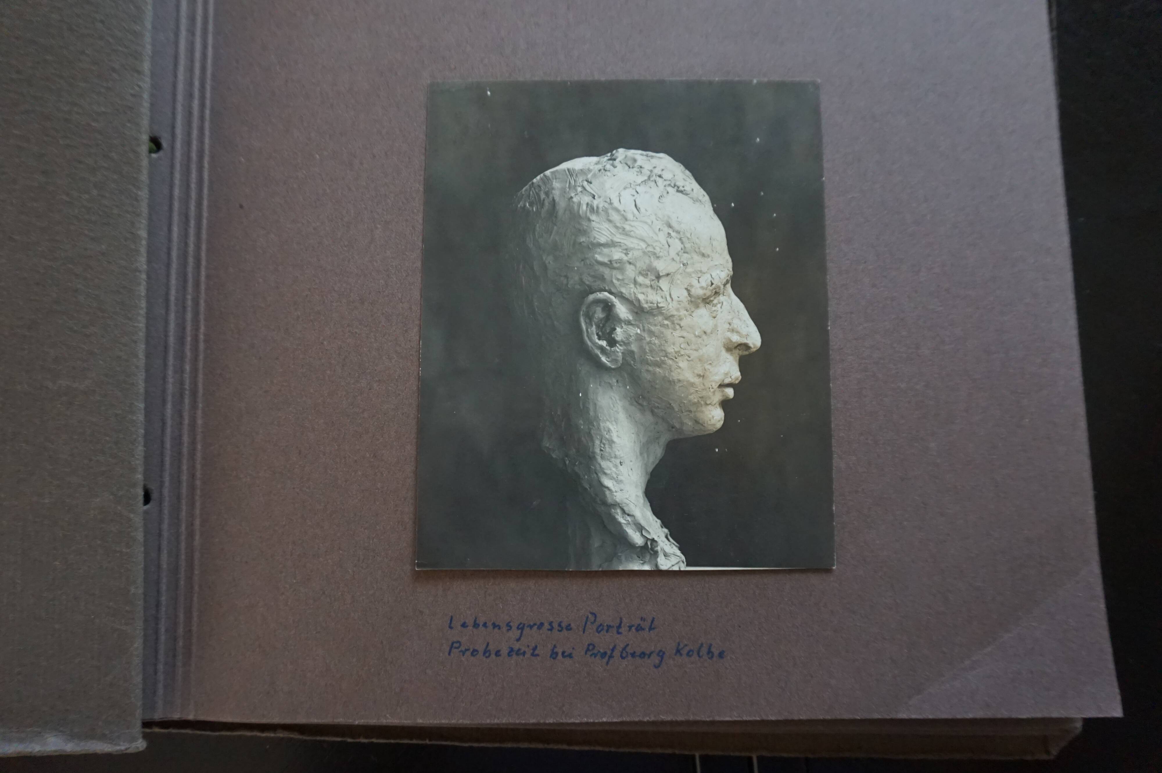 Ensemble de deux bustes en bronze sur stèles en granit par un élève de Georg Kolbe, 1925