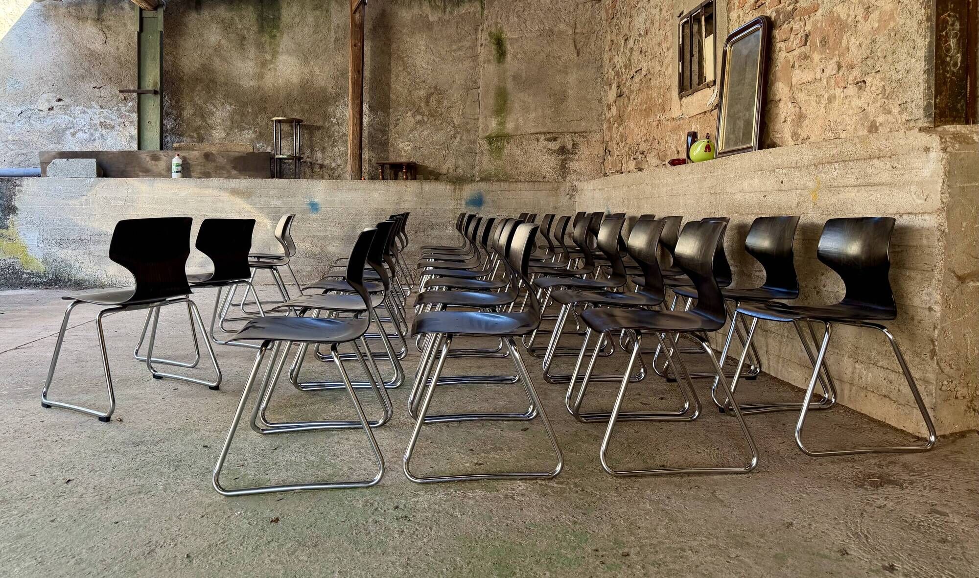 ✨ Set of 100 black Pagholz Flototto chairs – Chrome tubular frame