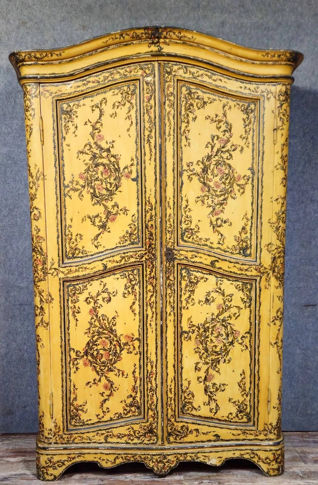 Curved wardrobe painted with floral decoration - late 19th century - Venetian style/XV
