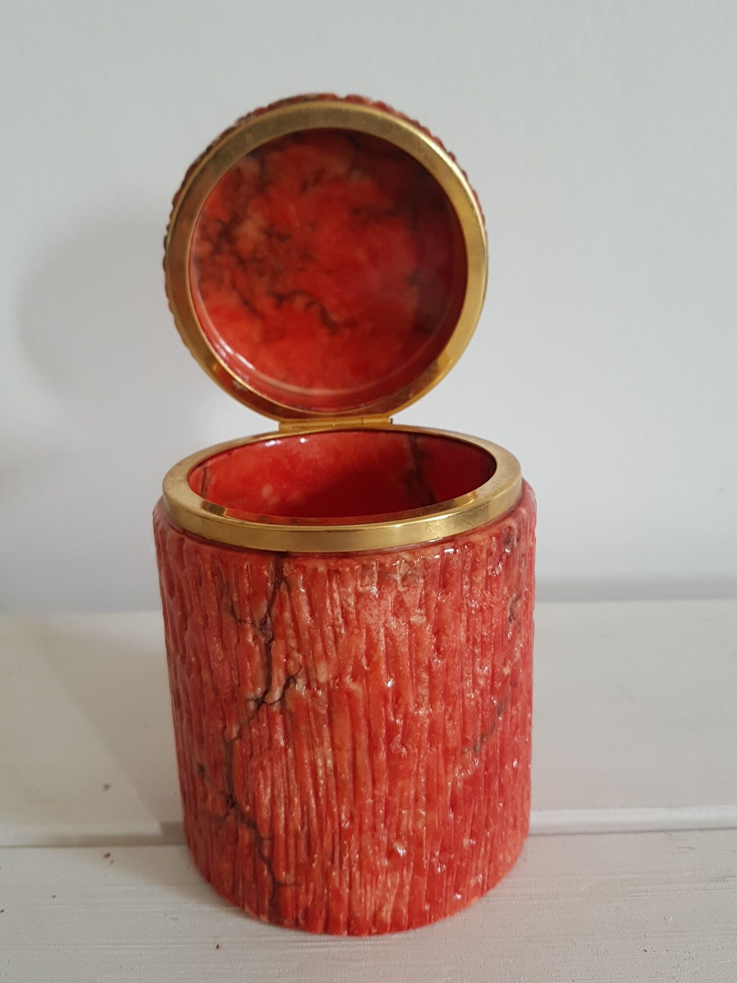 Coral-coloured alabaster jewelry box