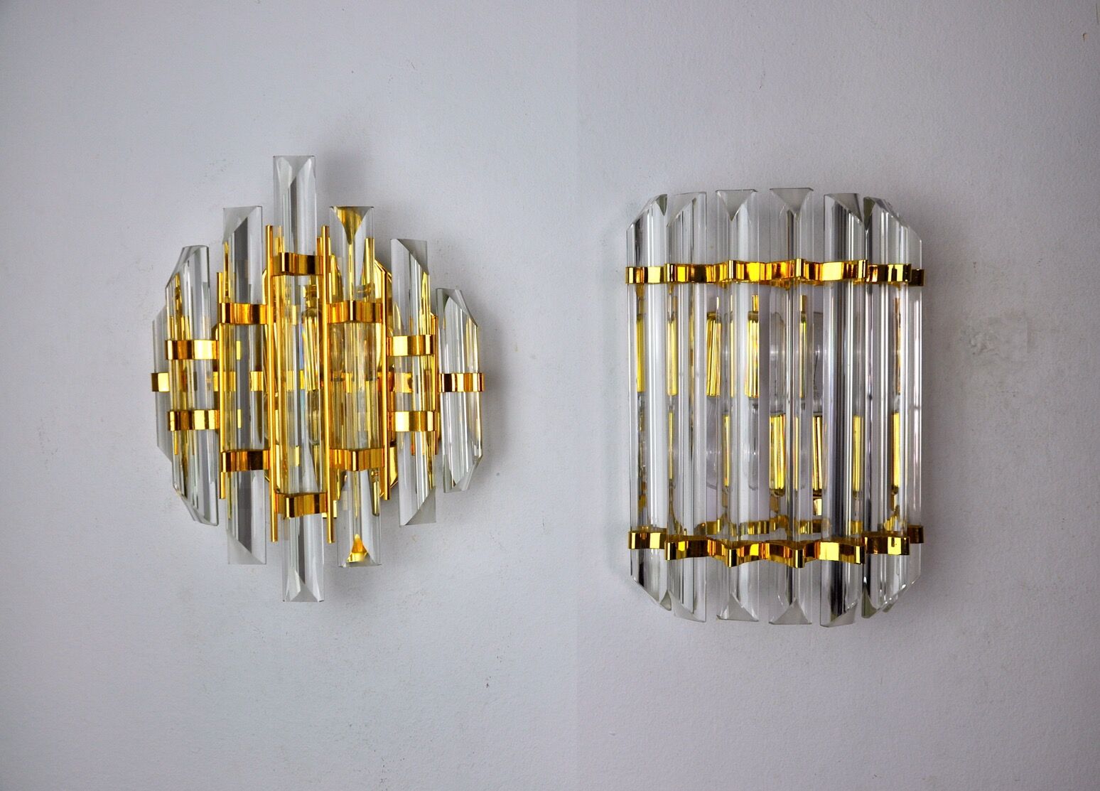 Duo of venini wall lamps, Murano, cut glass, Italy, 1970