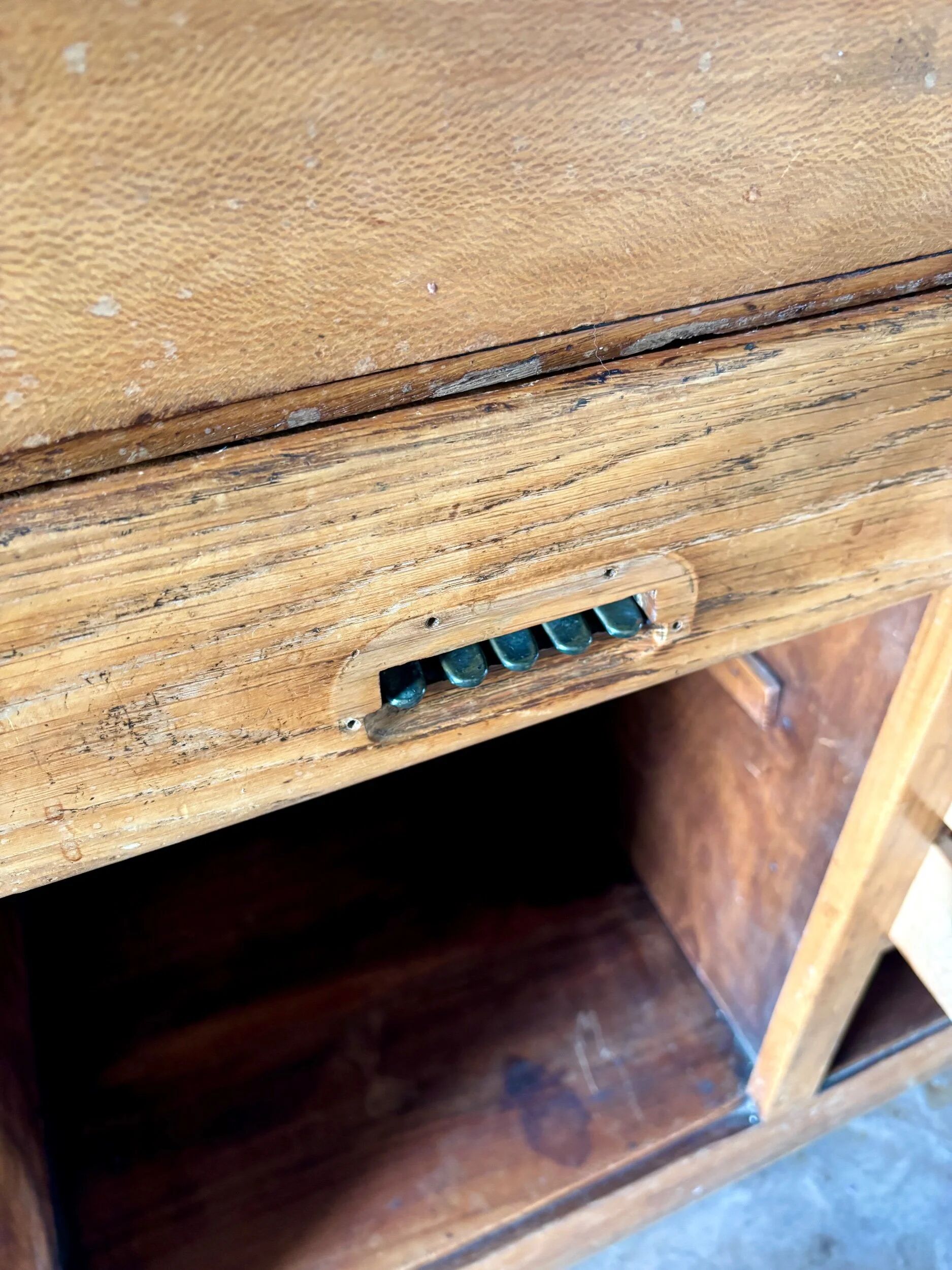 Counter, glass-fronted wooden workbench in dark wood, 8 drawers.