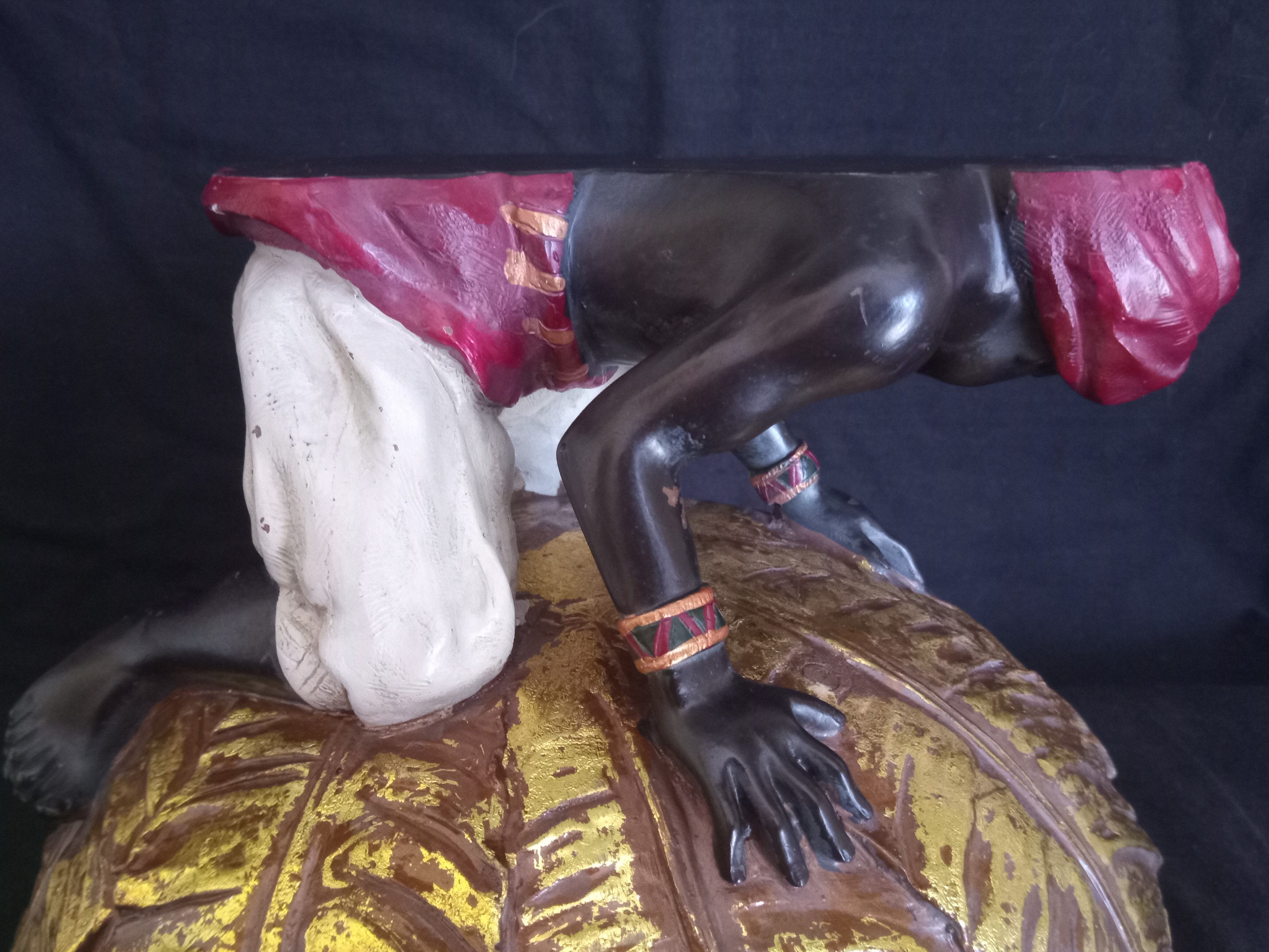 Centerpiece (empty pocket) in resin with African character