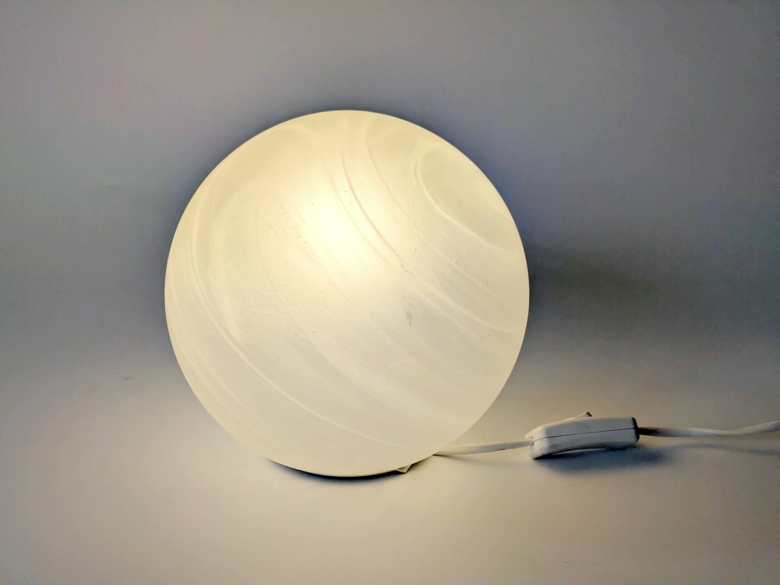 Lampe boule vintage Honsel en verre dépoli, effet lune