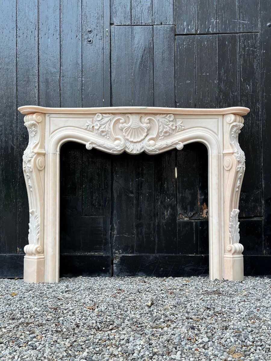 Cheminée de style Louis XV en marbre rose vers 1980