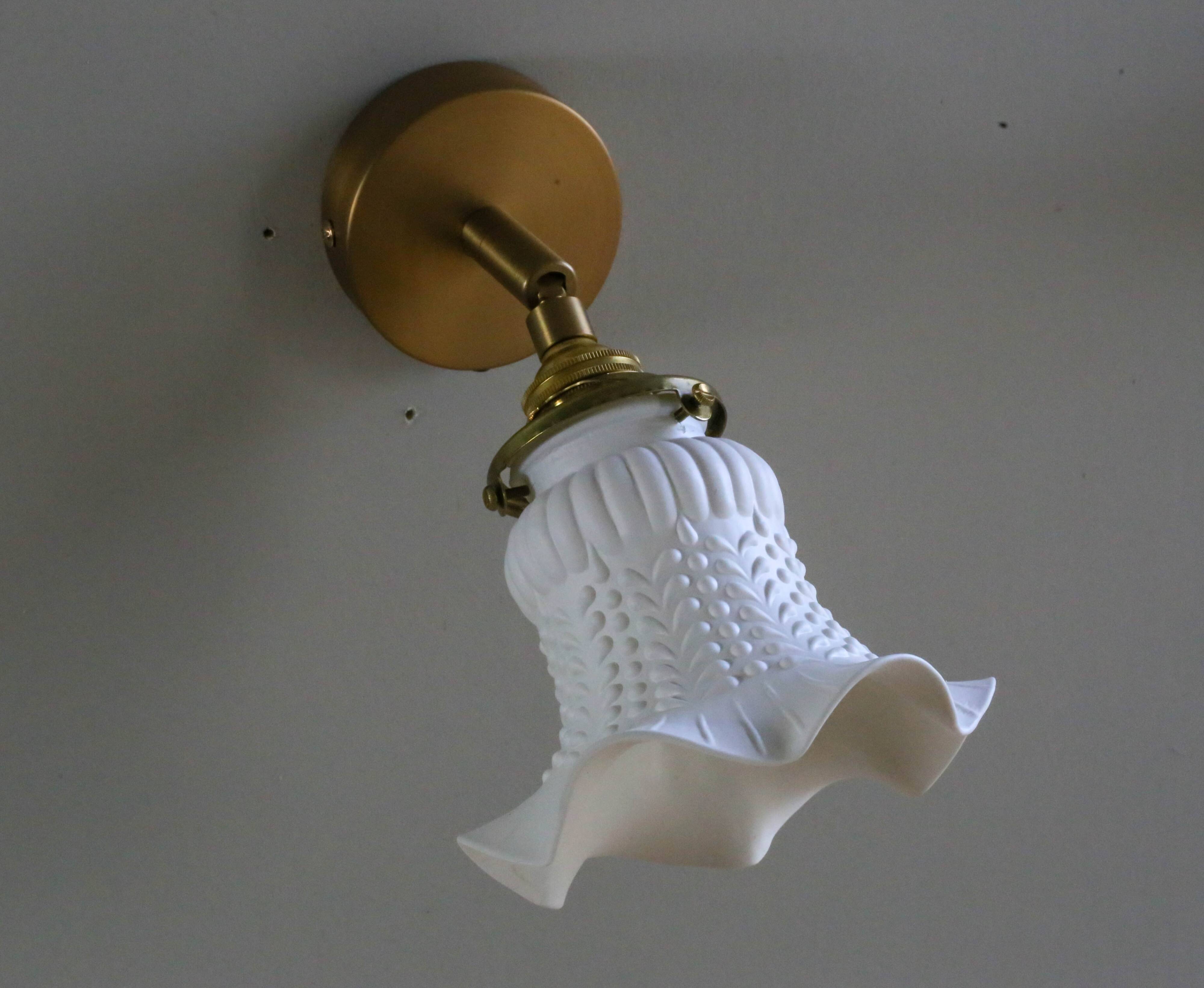 Antique wall light in white painted glass - metal support