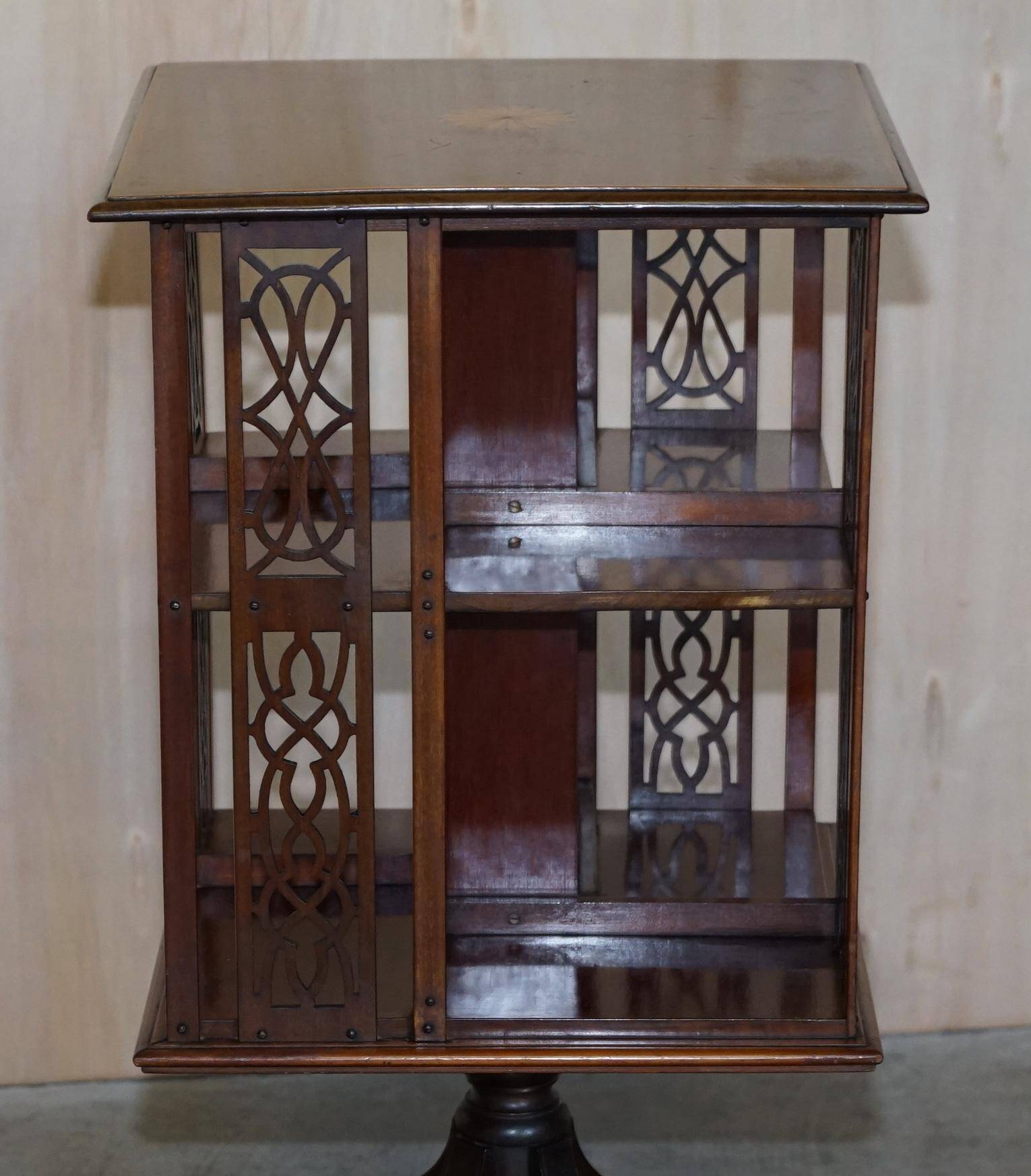 Table d'appoint bibliothèque tournante style Sheraton en bois dur et satinwood