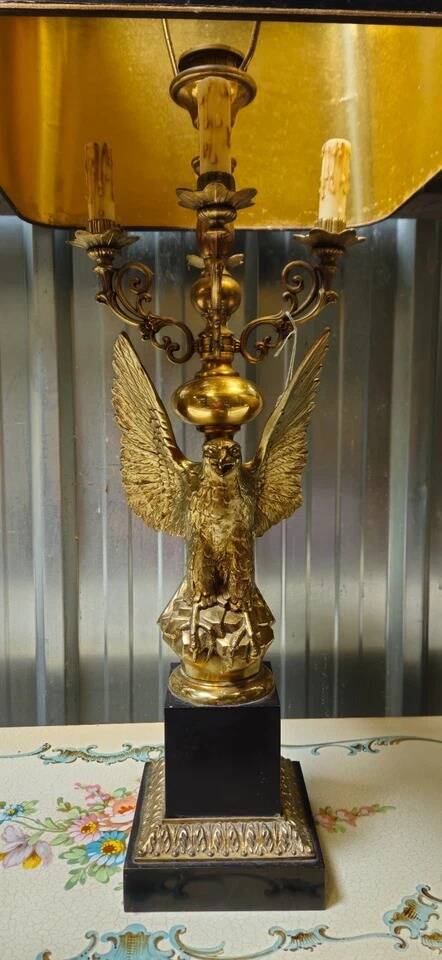 Very large Empire lamp / Egyptian Revival in gilded bronze with an eagle.