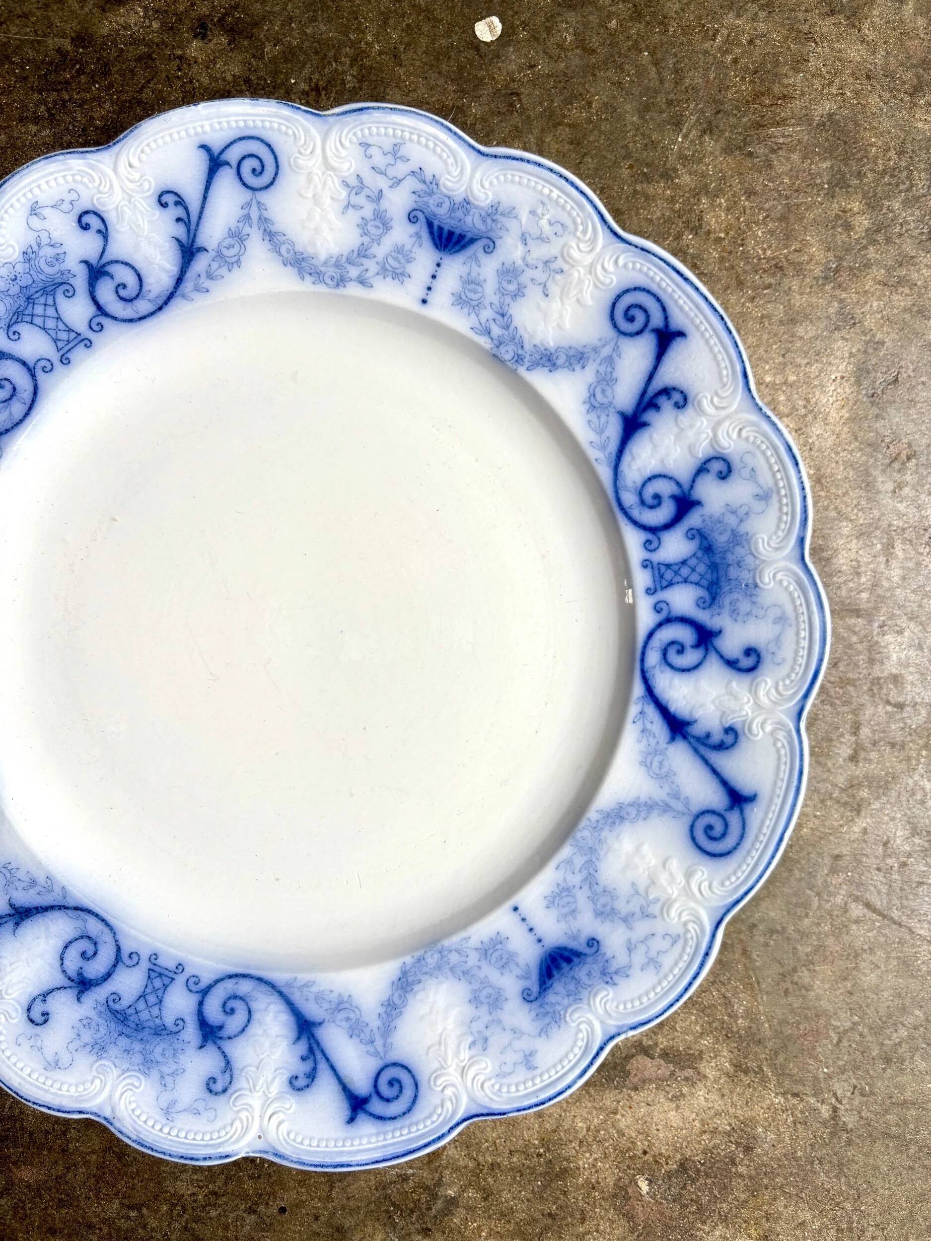 Sarreguemines round dish in blue earthenware, "Basket" service