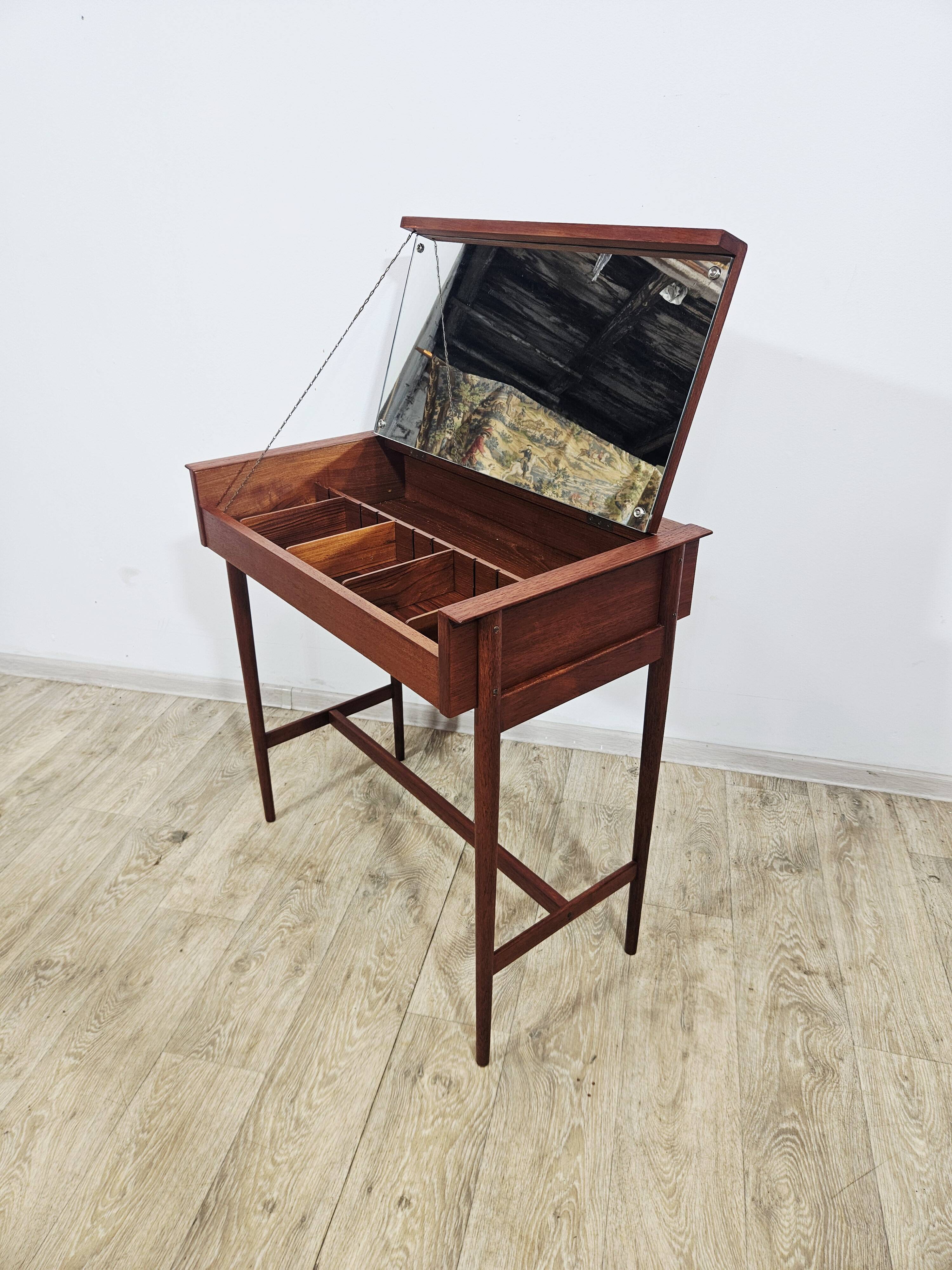 Coiffeuse en teck scandinave – Design danois des années 1960.