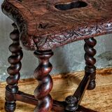 Tabouret ancien en bois massif tourné et sculpté