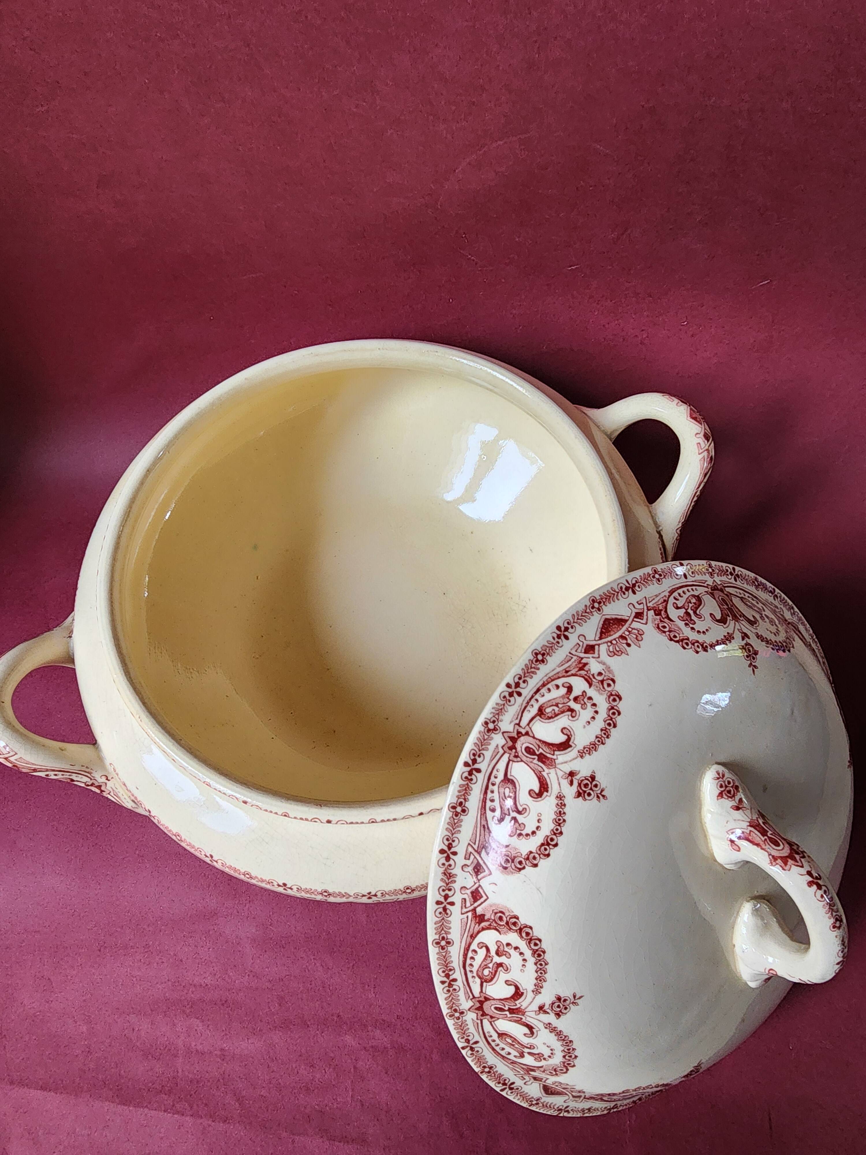 Large soup tureen and ironstone dish from the Caïffa planter, Guirlande model.