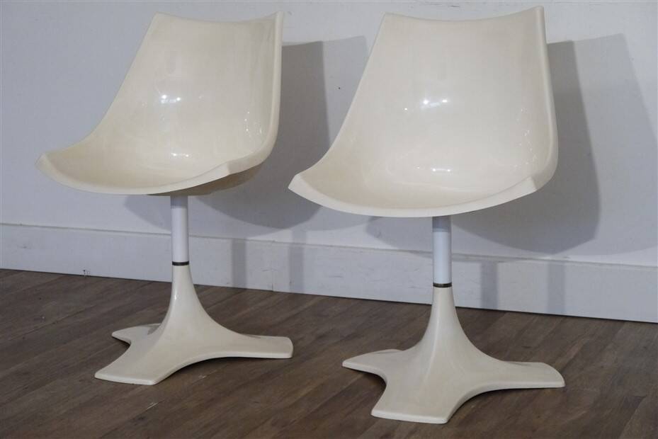 Pair of fiberglass chairs by Matti Suuronen
