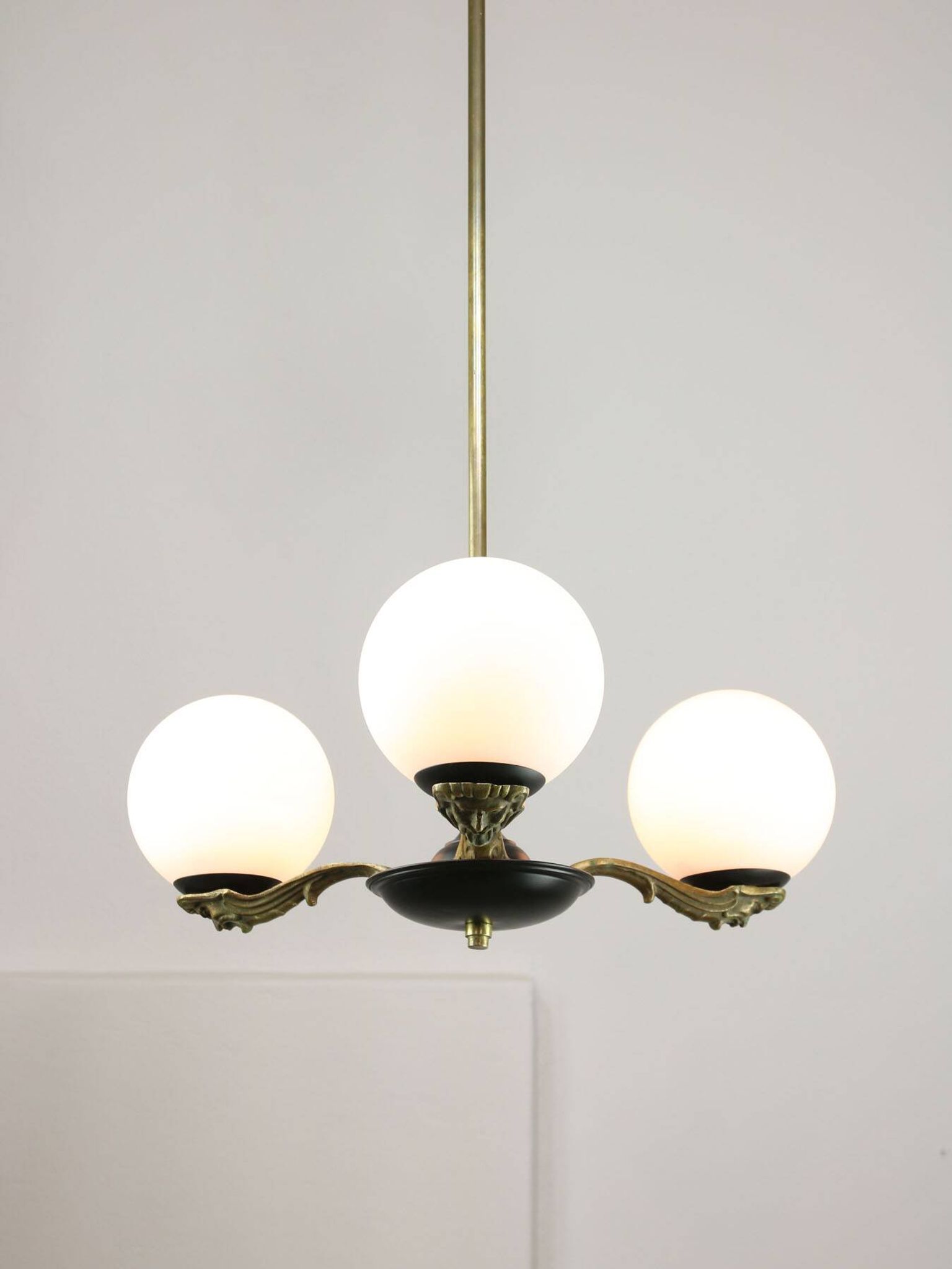 Lustre Art Déco en laiton et opaline, 1930