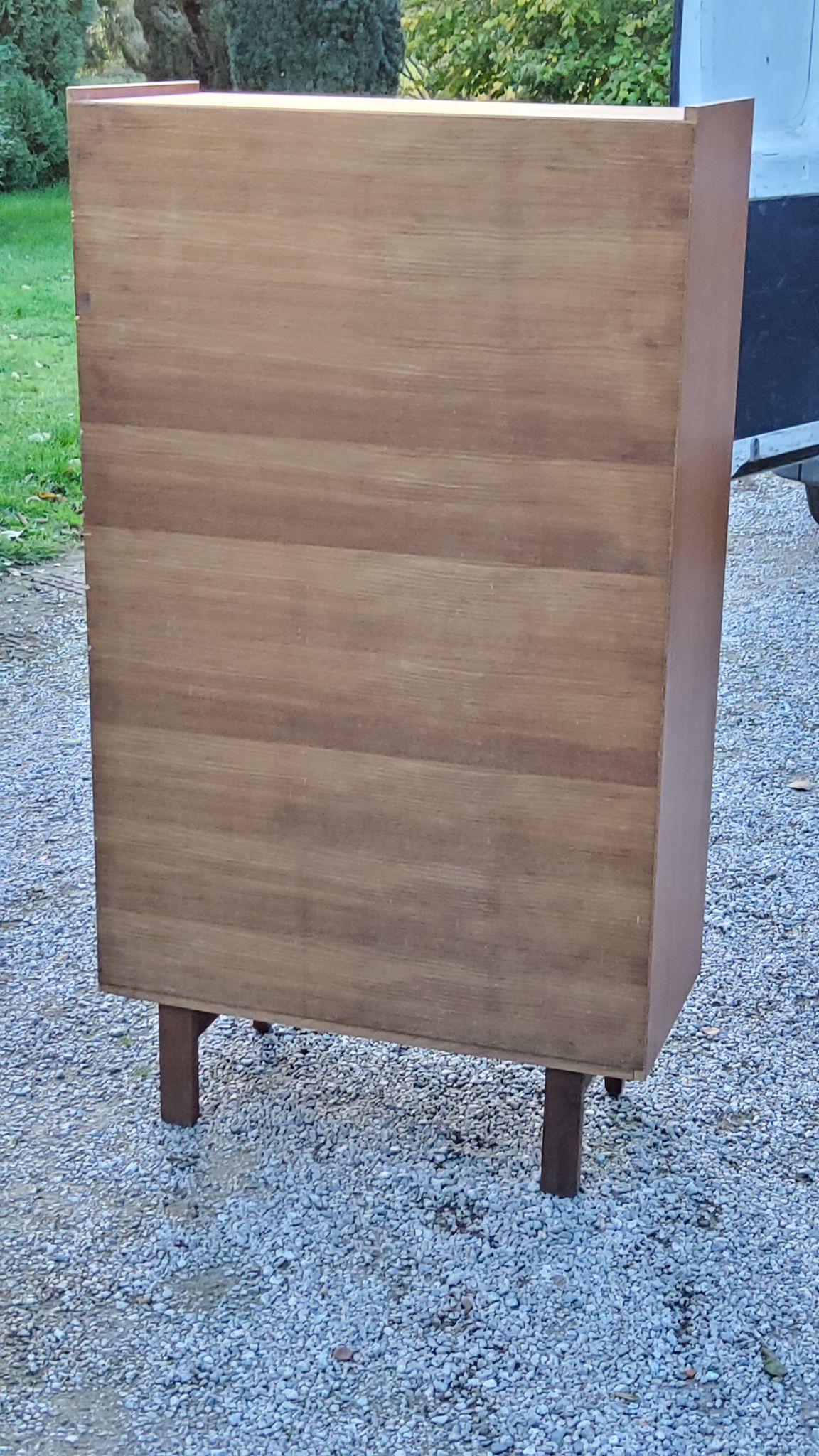 Bookcase from the 60s/70s in golden mahogany with bobbin feet