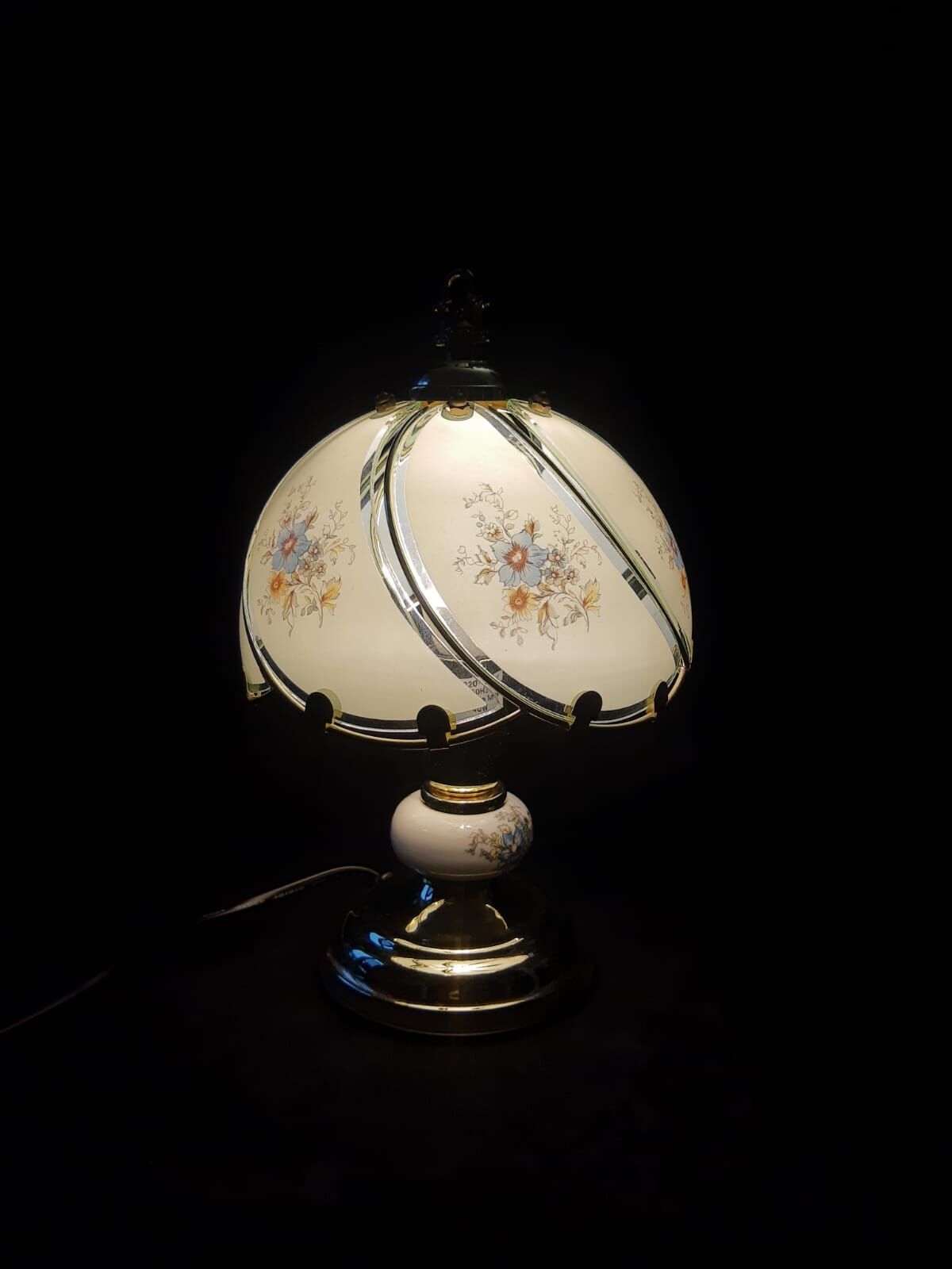 Tiffany style table lamp vintage floral motifs