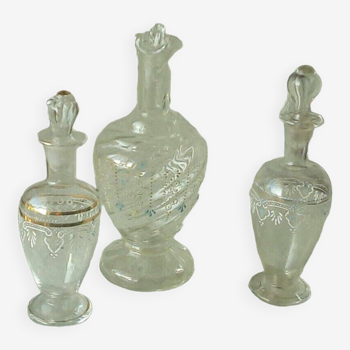 Carafes en verre emaille flacons pour parfum fin 19 eme