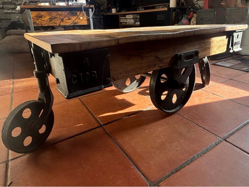 Table basse de style industriel