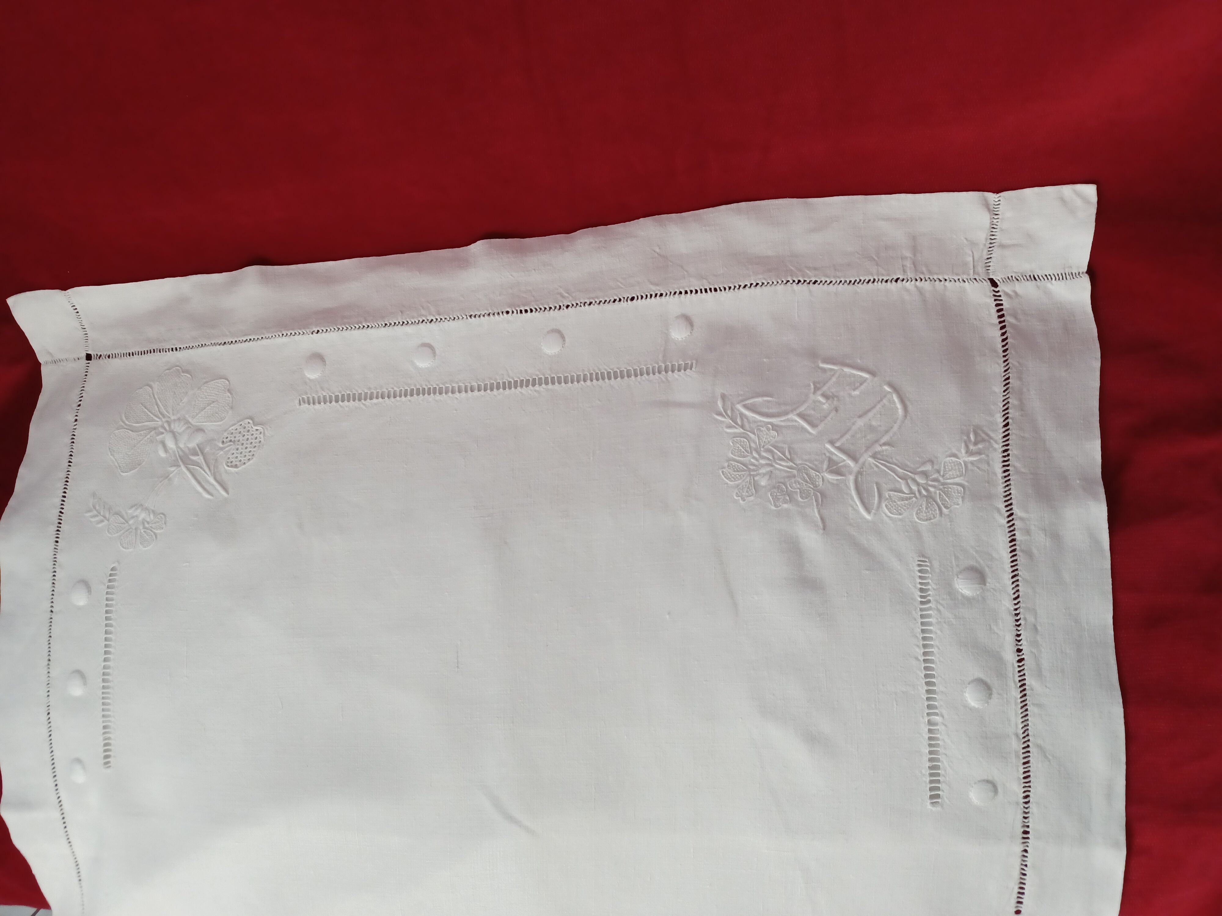 Pillowcase hand-embroidered thread monogram E.D.