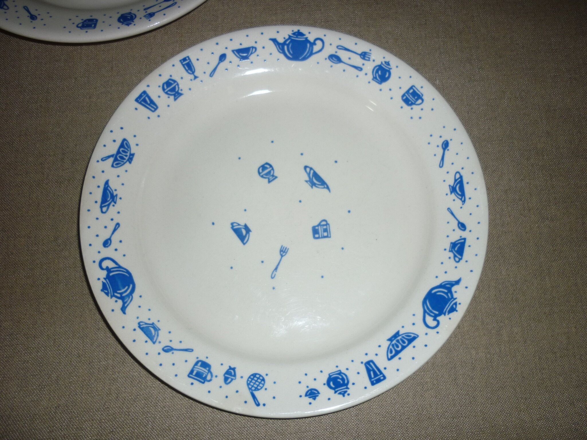Set of 2 plates naïve blue décor on white background
