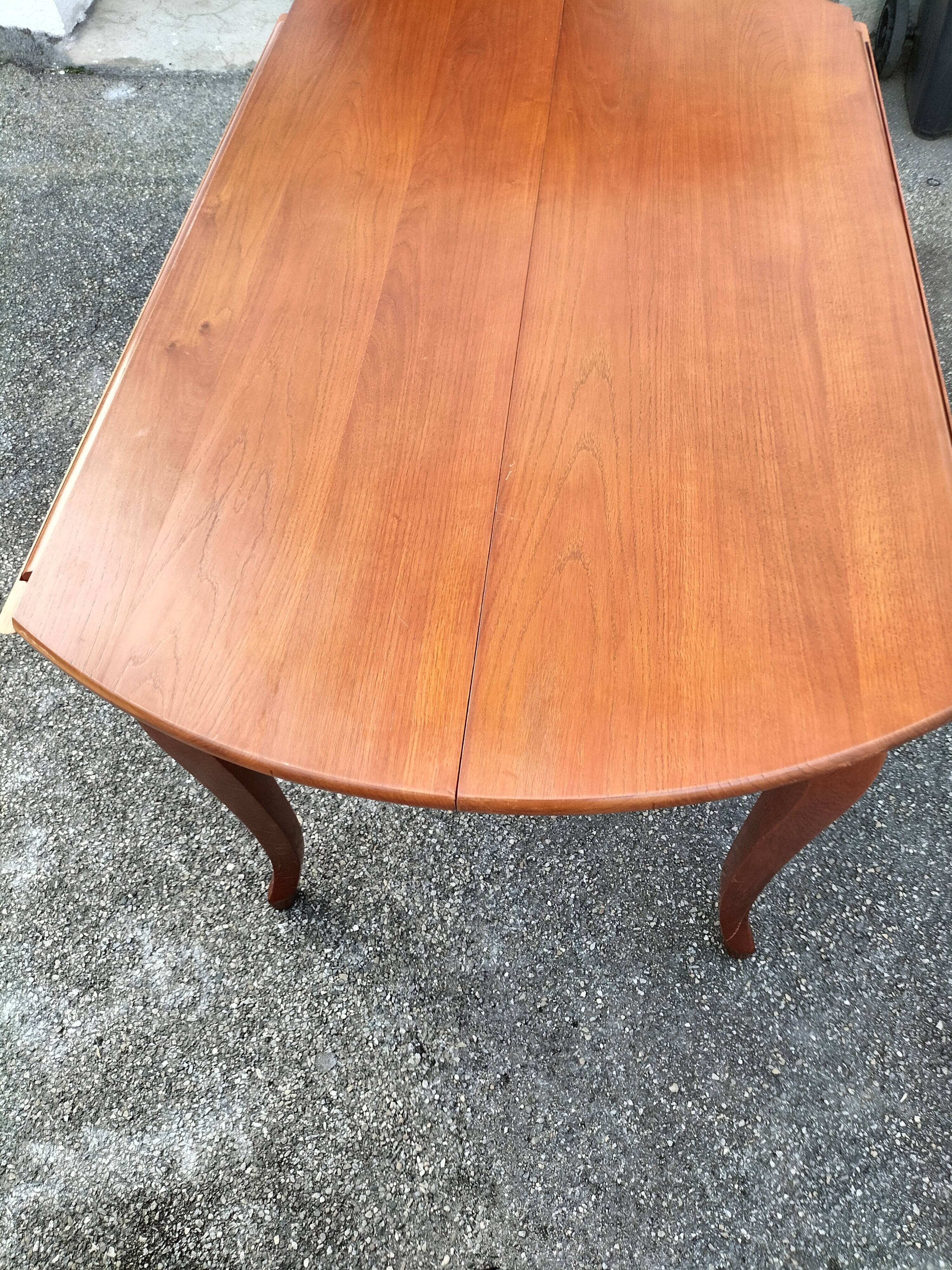 Round table in cherry tree and 4 chairs