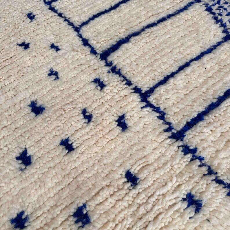 Azilal rug made of pure natural wool, handwoven, traditional, 150/250 cm.