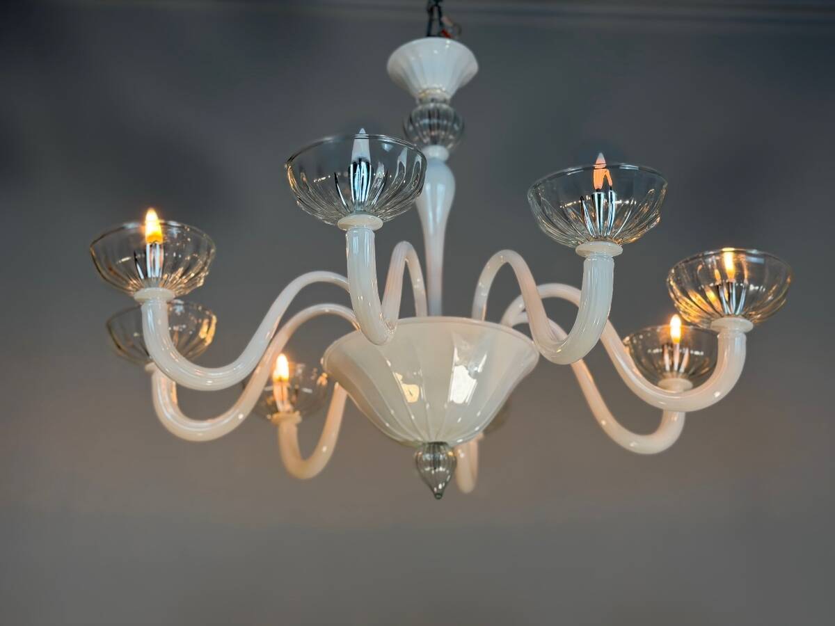 Venetian chandelier in white and colourless Murano glass, circa 1990.