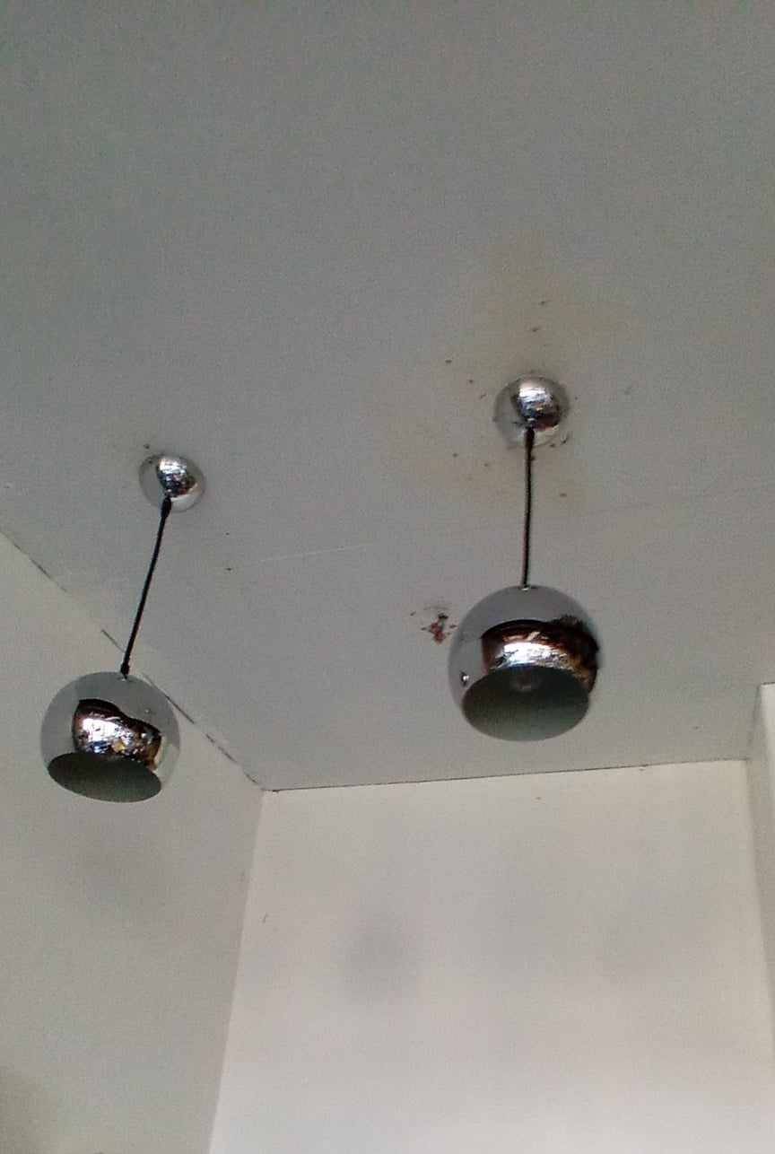 Paire de suspension boules chromées années 70/80.