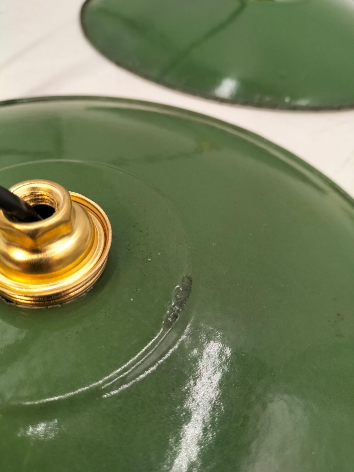 Suspensions in enamelled sheets