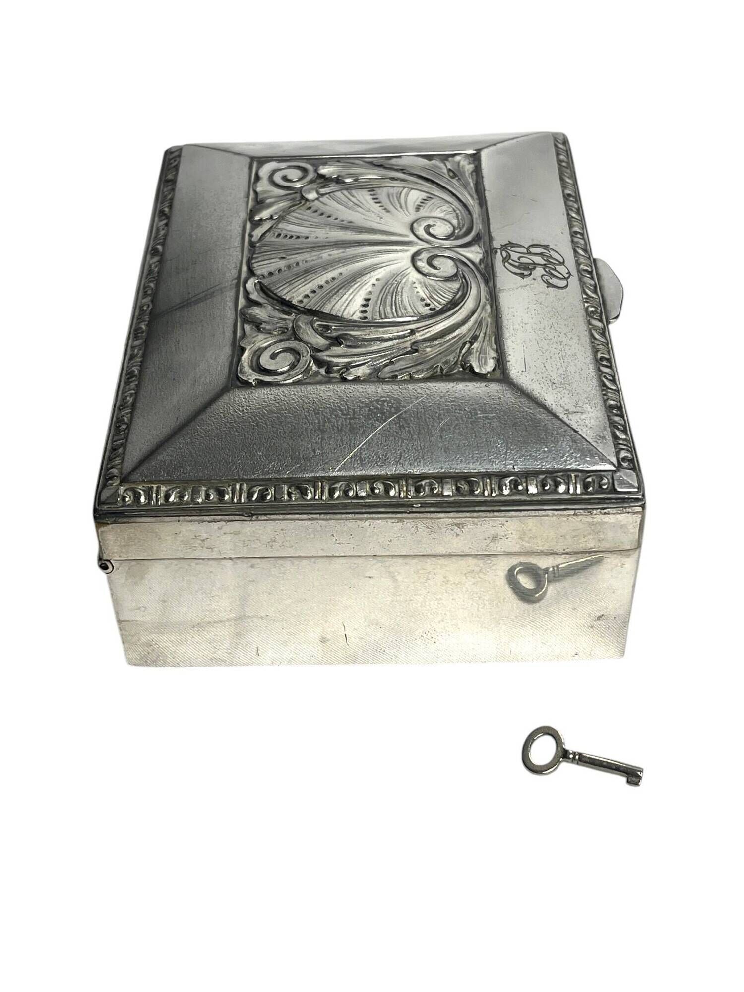 Silver-plated metal jewellery box with shell decoration, Kayser, 20th century.