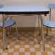 Table et chaises formica bleu