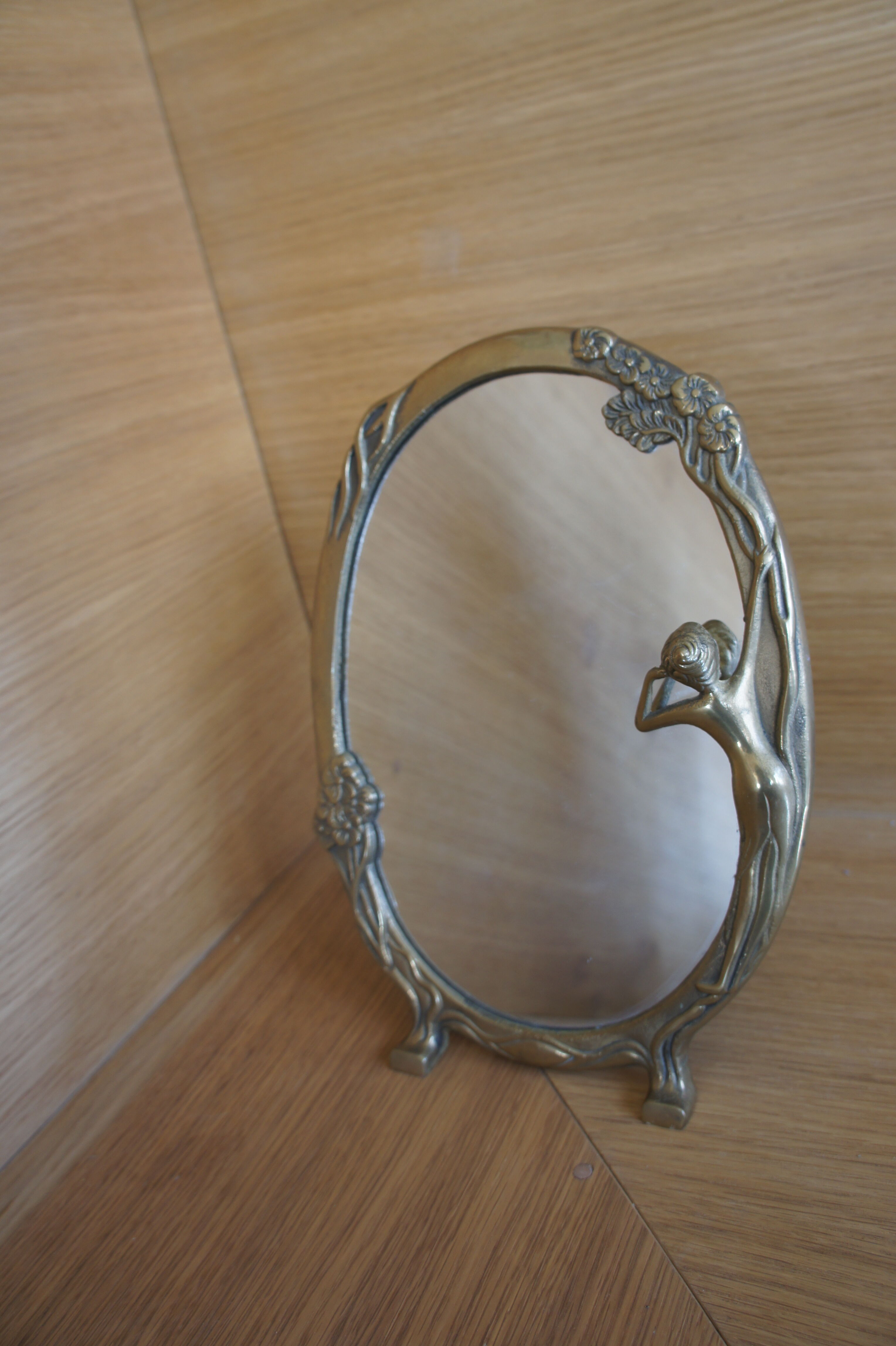 Table mirror woman small statue