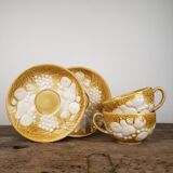 Paire de tasses en barbotine
