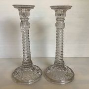 Paire d’anciens bougeoirs verre moulé