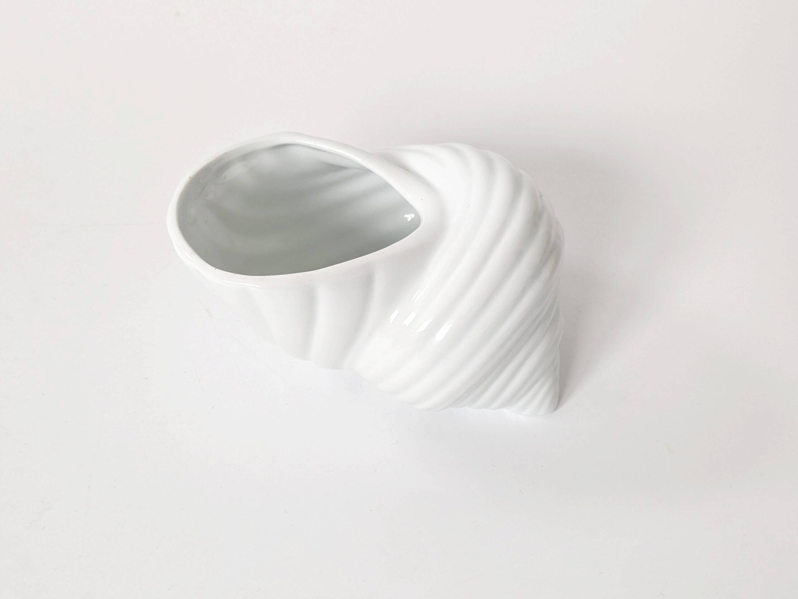 Shell-shaped porcelain catchall, Royal KPM Bavaria from the 1970s.