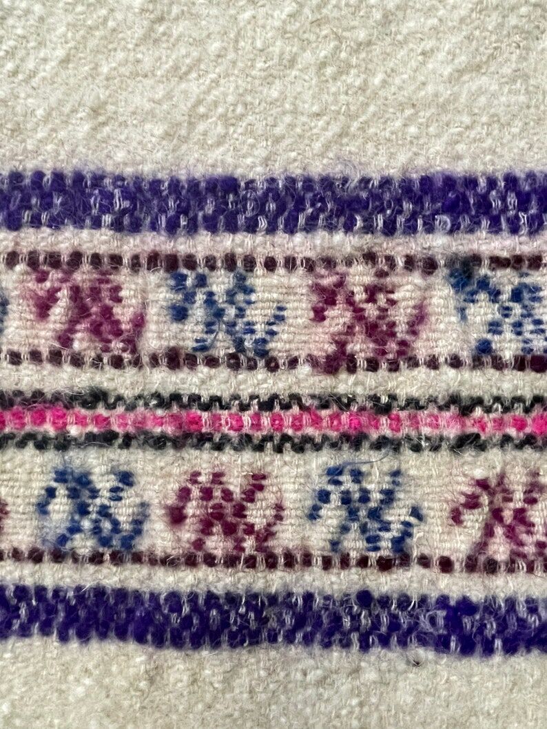 Tapis en laine blanche naturelle et moelleux avec des rayures colorées, tapis tissé à la main roumain.