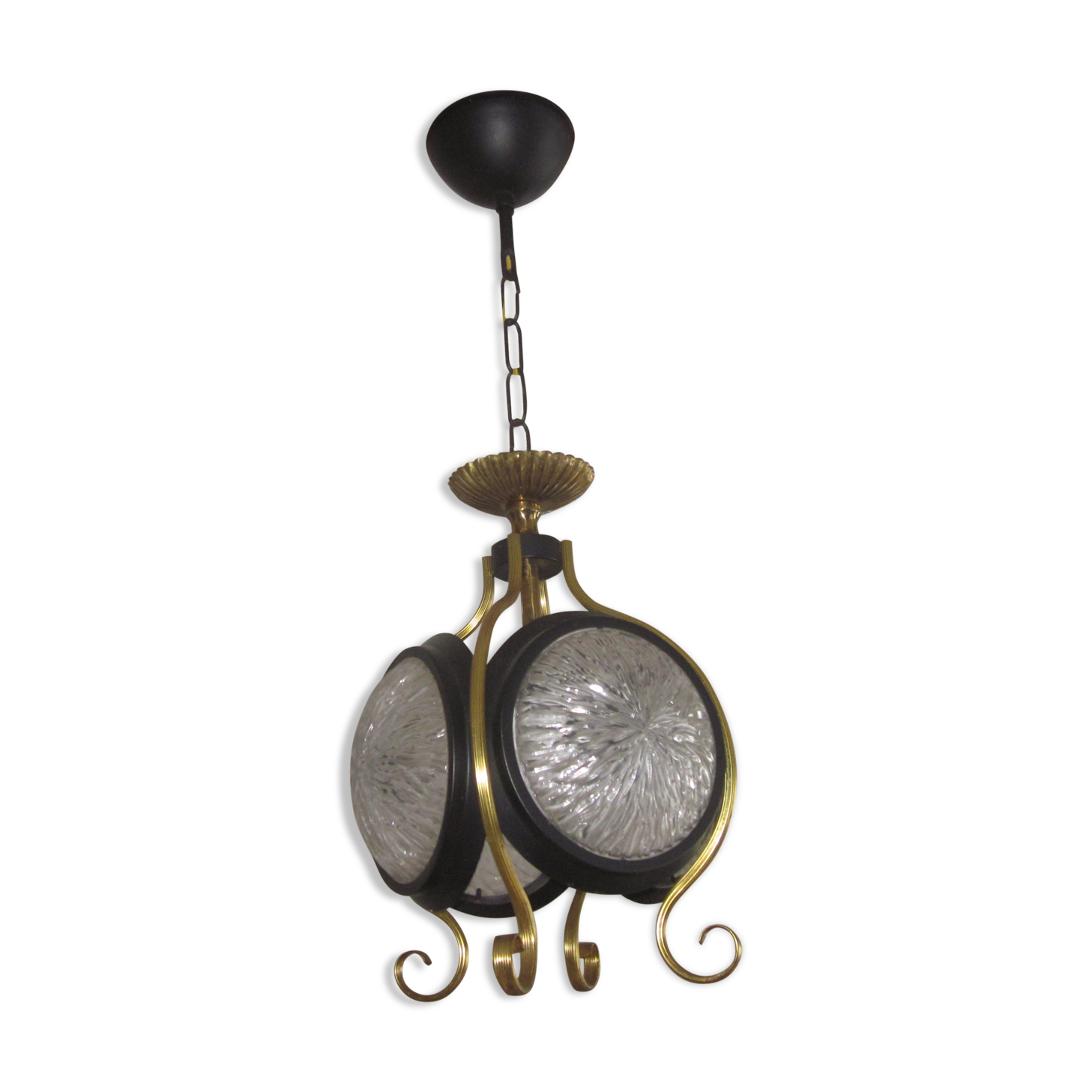 Suspension of years 50-60 in glass and metal