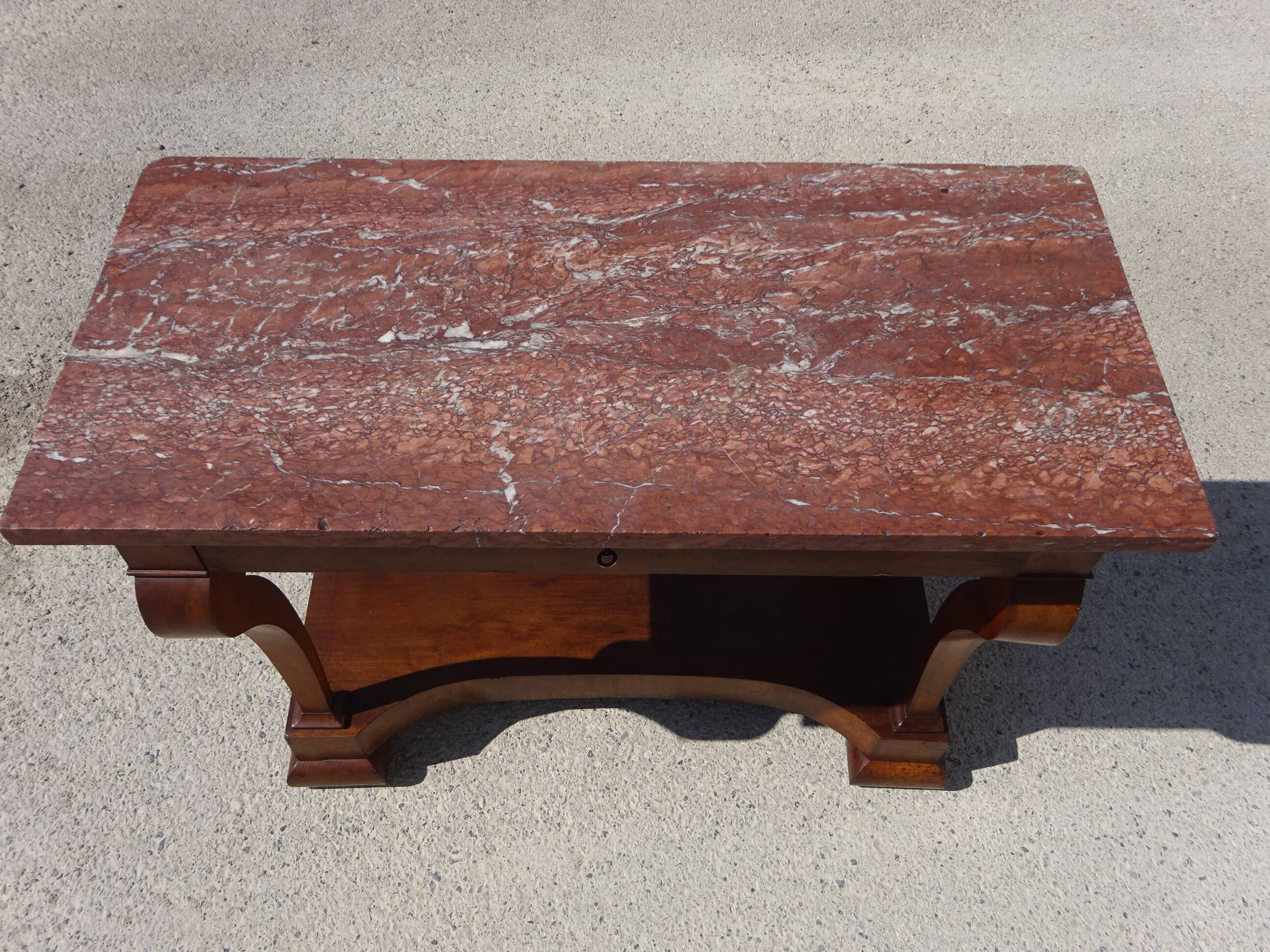 Console époque Restauration, style  Charles X en noyer avec marbre griotte