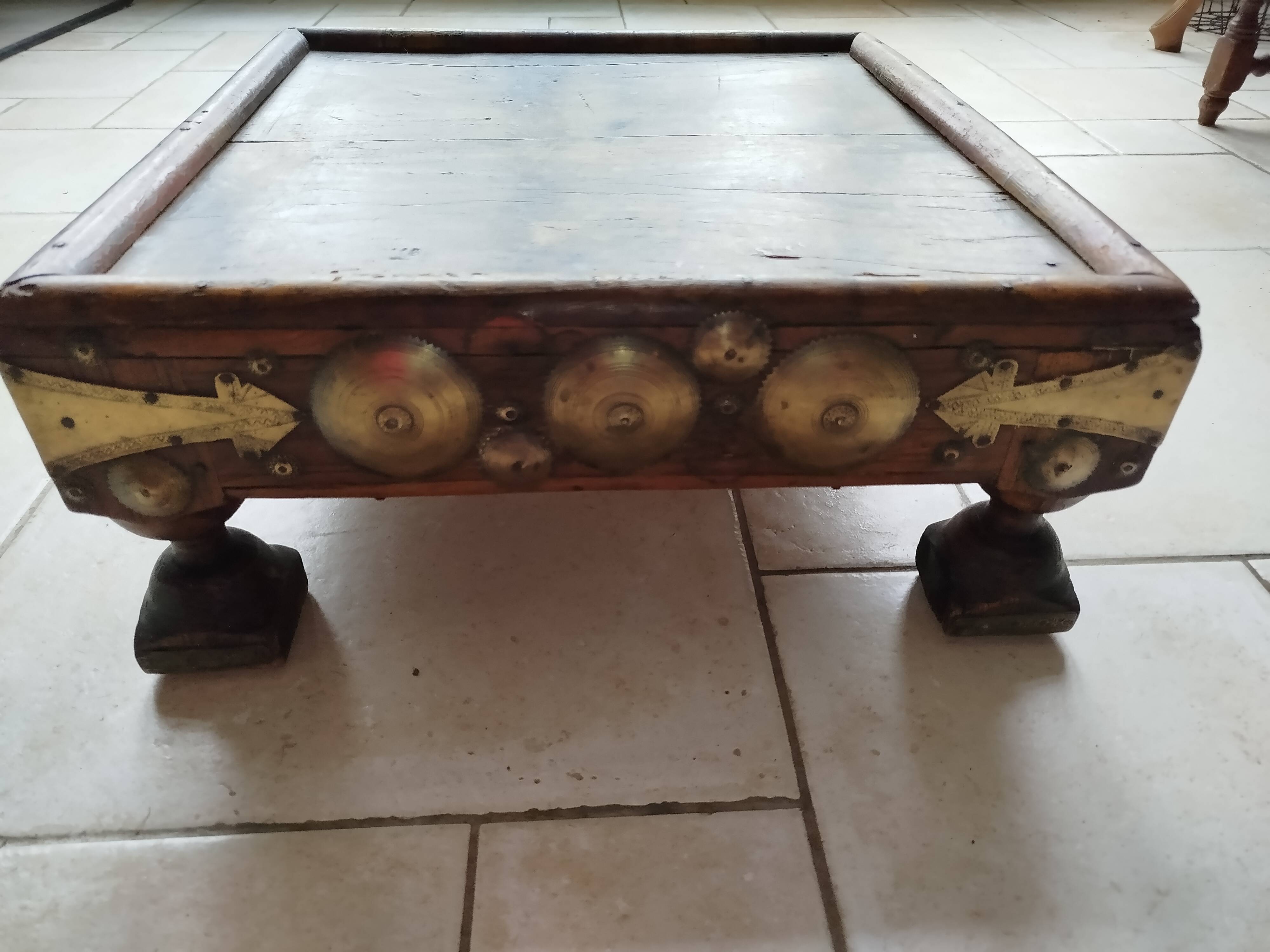 Authentic Bajot coffee table from Rajasthan, 19th century.