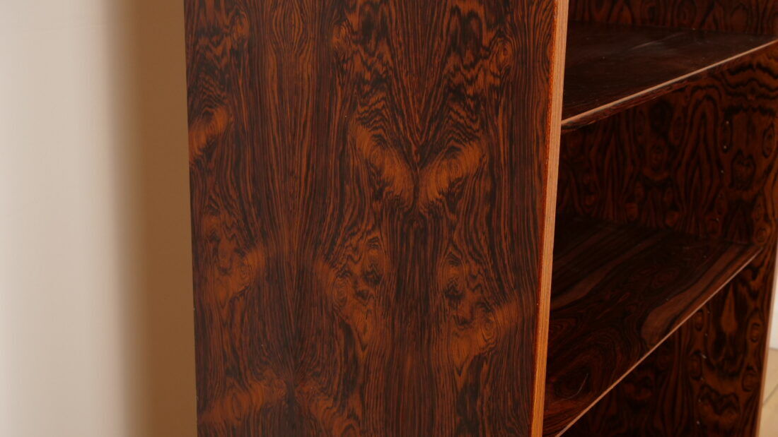 Étagère vintage étroite | Bois de rose | Hundevad pour Omann Jun