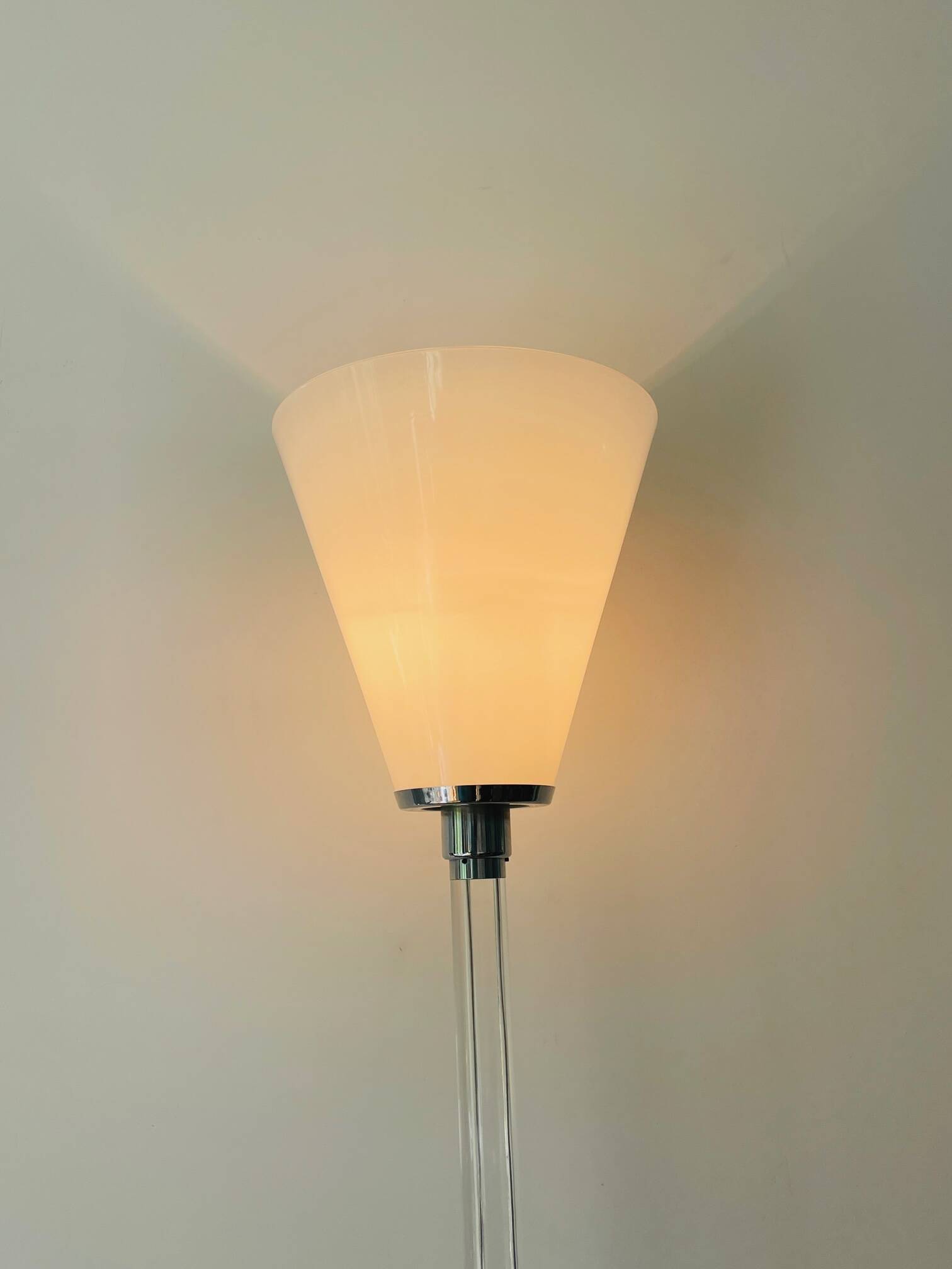 Lampe design unique d'Ingo Maurer. Lampadaire design M de Maurer. Verre à lait, fond transparent.