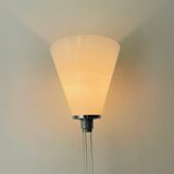 Lampe design unique d'Ingo Maurer. Lampadaire design M de Maurer. Verre à lait, fond transparent.