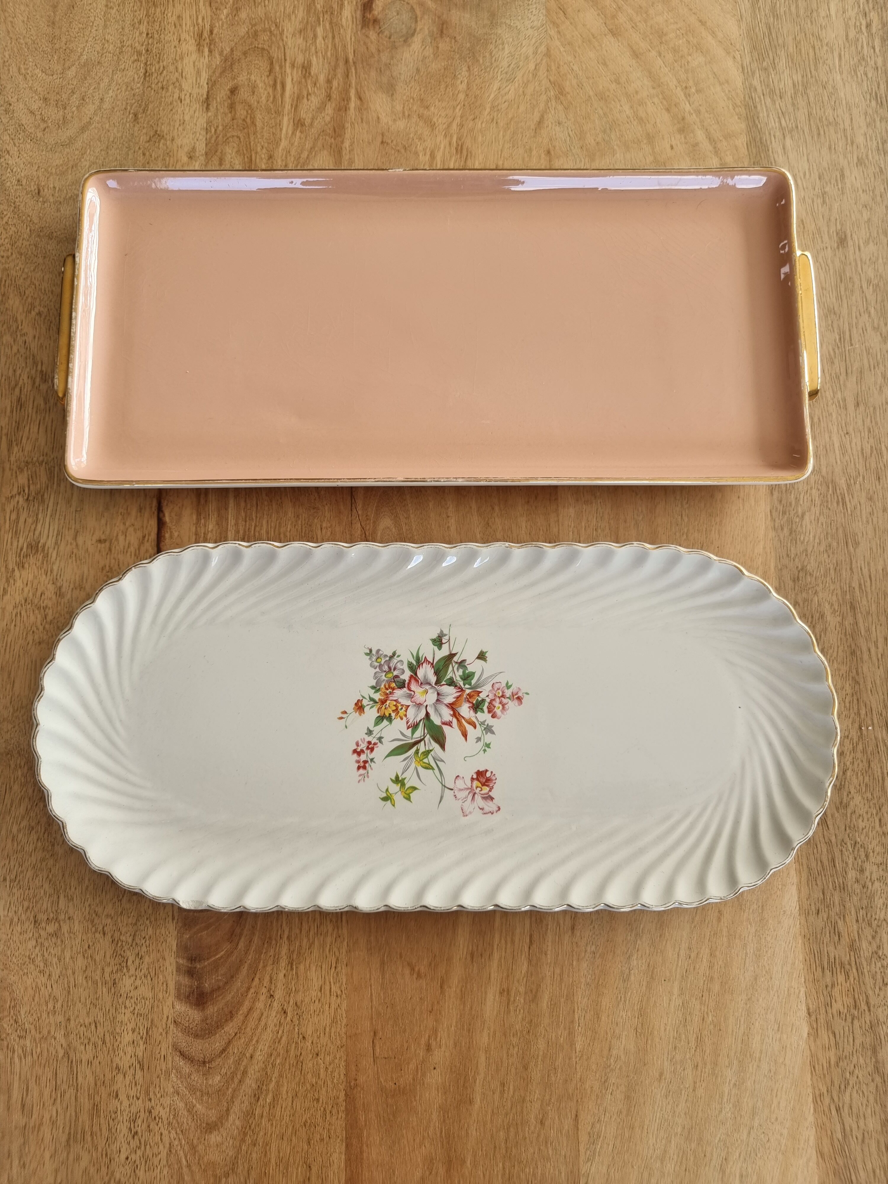 Set of 2 vintage cake dishes