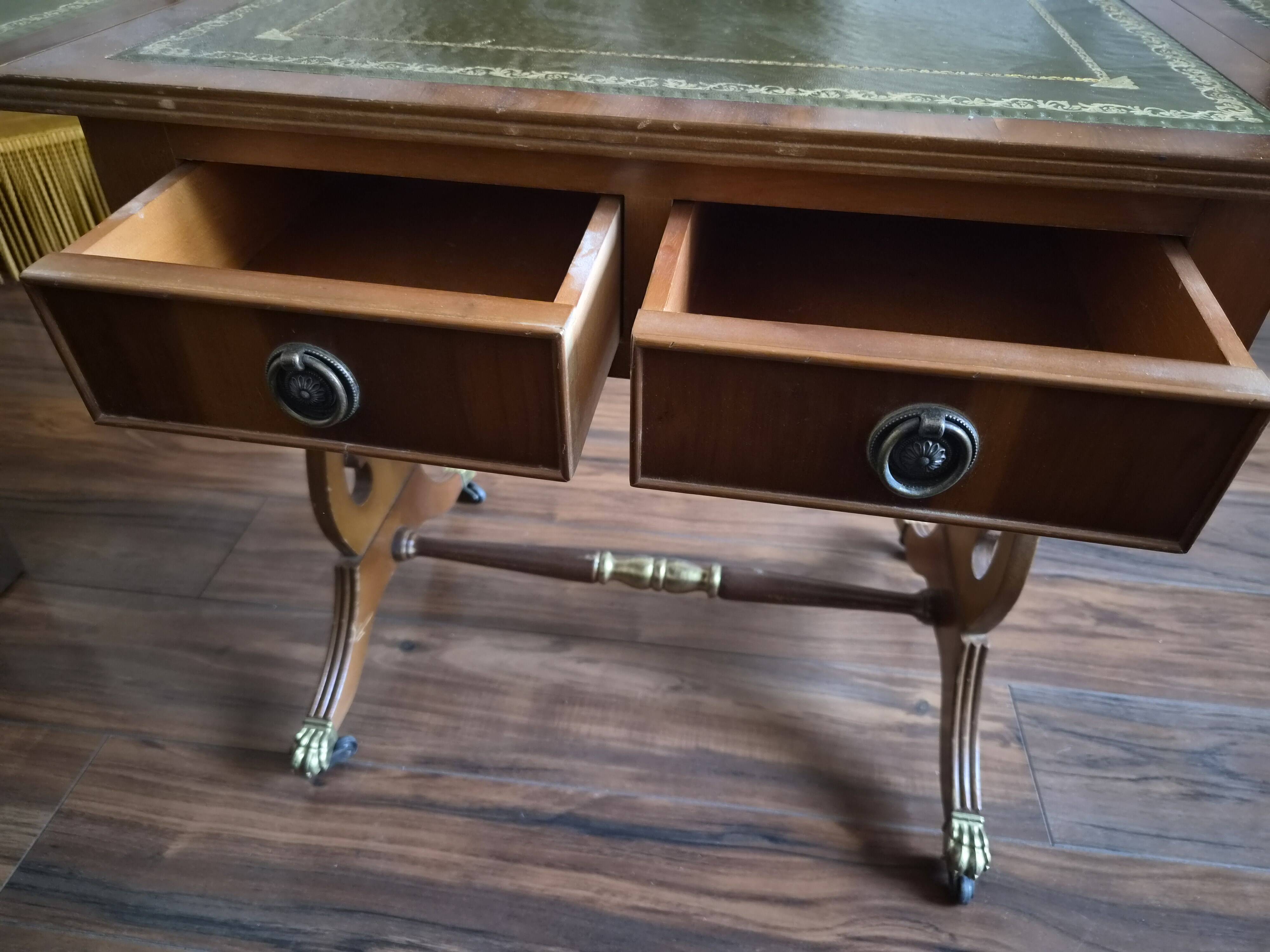 Table d'appoint Regency en acajou et cuir vert - Bevan Funnell