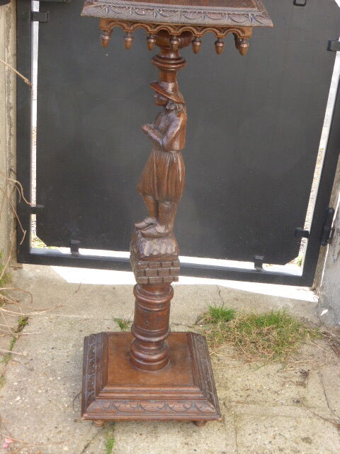 Wooden saddle with statuette, Breton figure, ancient and chiseled, Henri II style