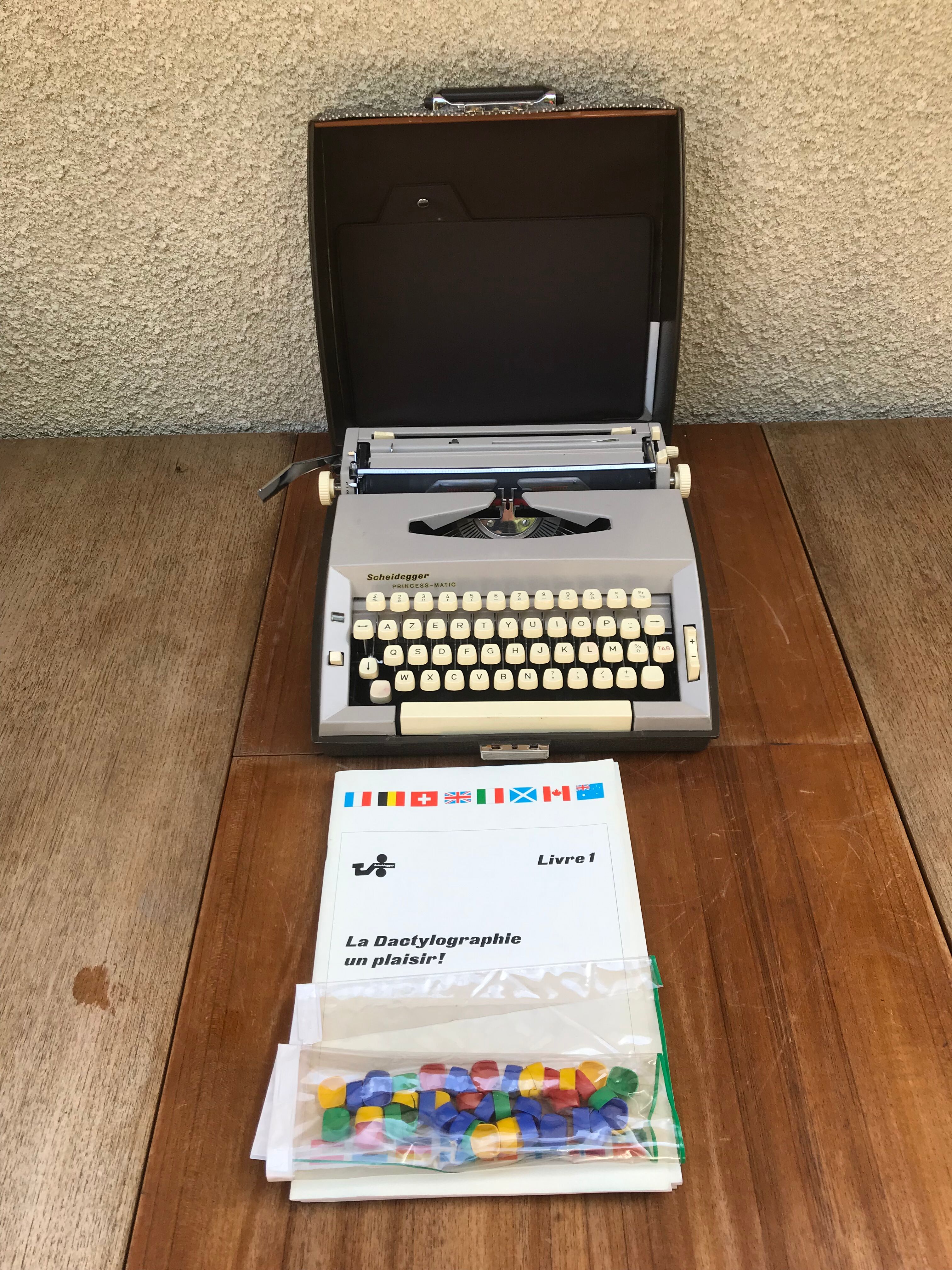 Former Scheidegger "princess matic" metal beige writing machine - vintage malle