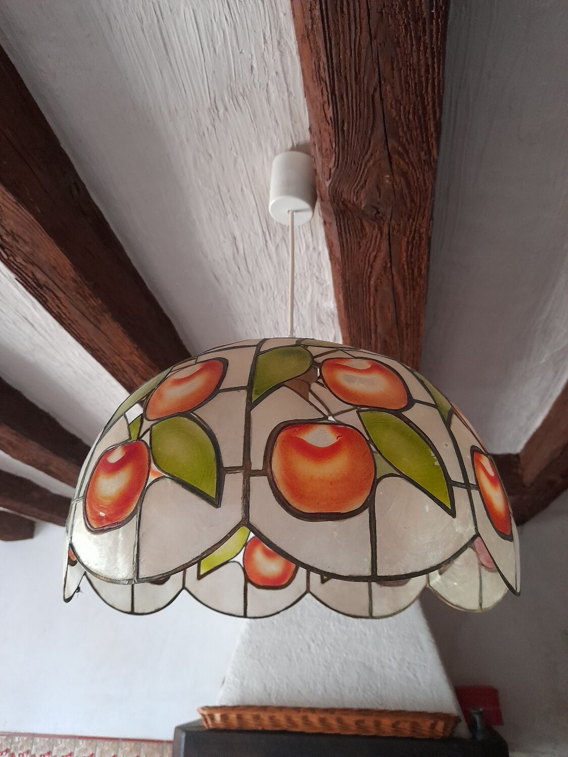 Chandelier suspension in mother-of-pearl red apples