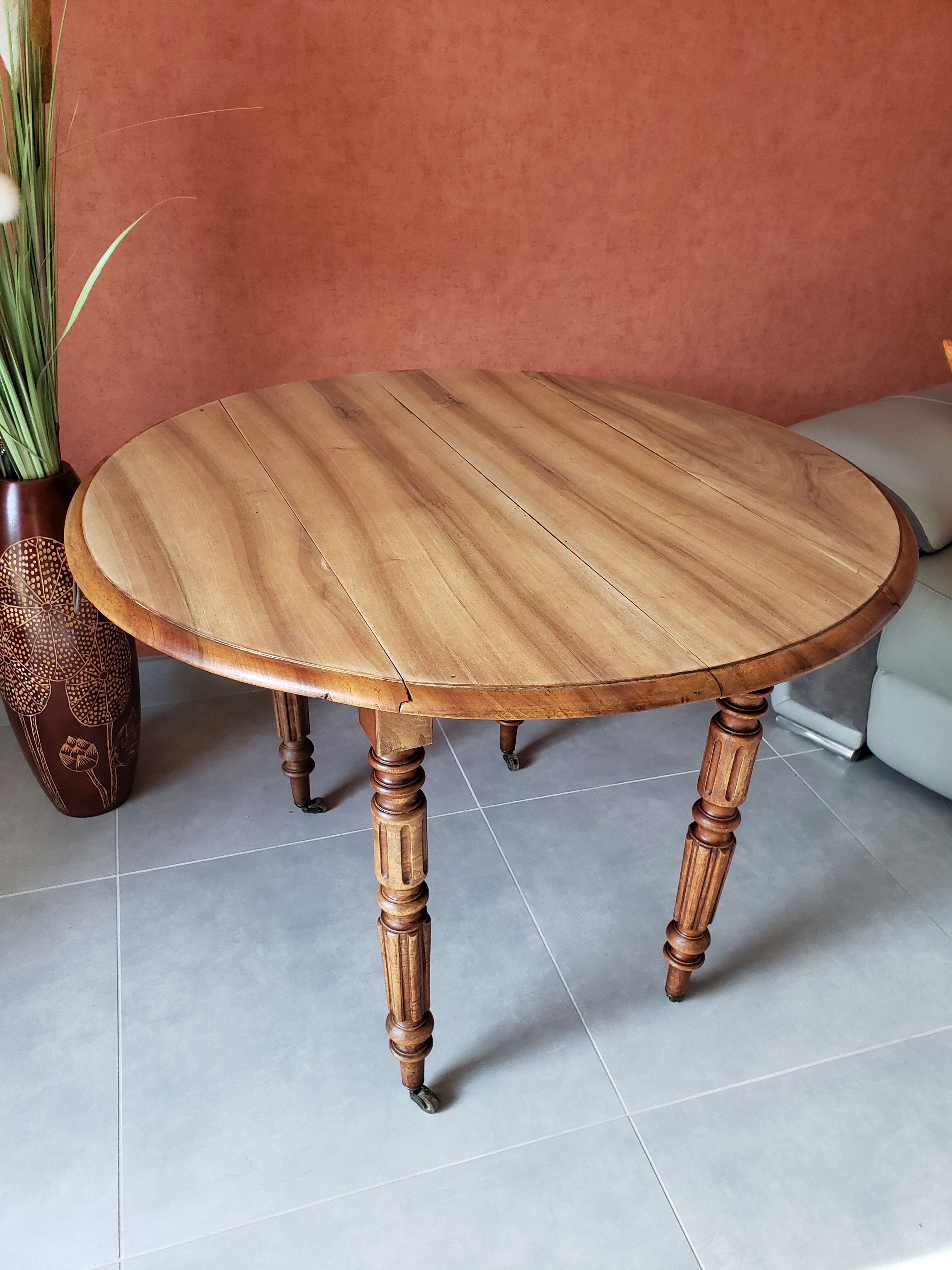 Old round table in walnut with flaps Louis Philippe